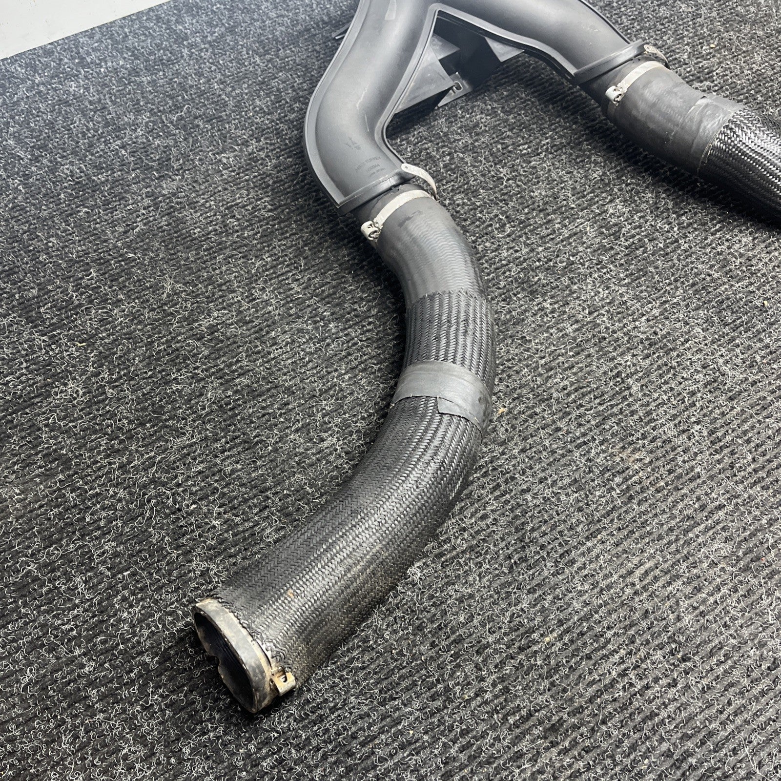 ☑️ 2013-2022 MASERATI LEVANTE 3.0L AIR INLET TUBE DUCT HOSE Y PIPE 670039138 OEM
