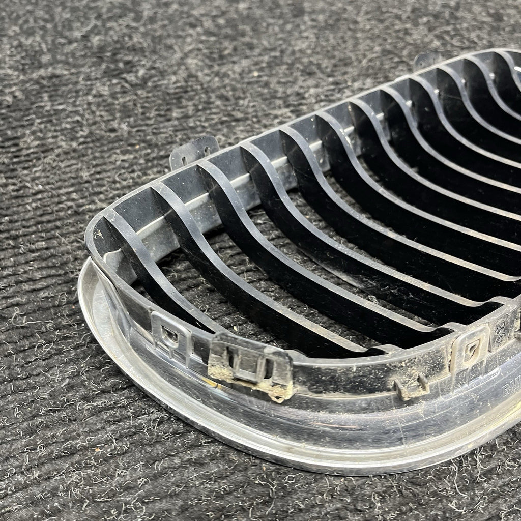 ☑️ 09-11 BMW E90 LCI 3-SERIES KIDNEY GRILLE CHROME WITH BLACK SINGLE SLANTS OEM