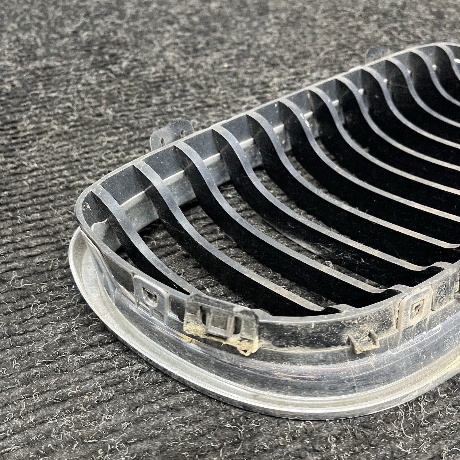 ☑️ 09-11 BMW E90 LCI 3-SERIES KIDNEY GRILLE CHROME WITH BLACK SINGLE SLANTS OEM