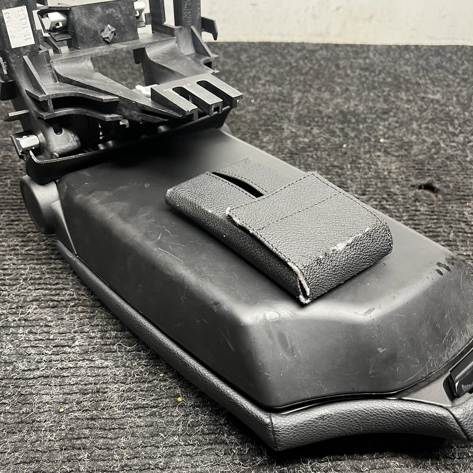 ☑️ 08-13 OEM BMW E88 E82 Center Console Armrest Tray Black Leather