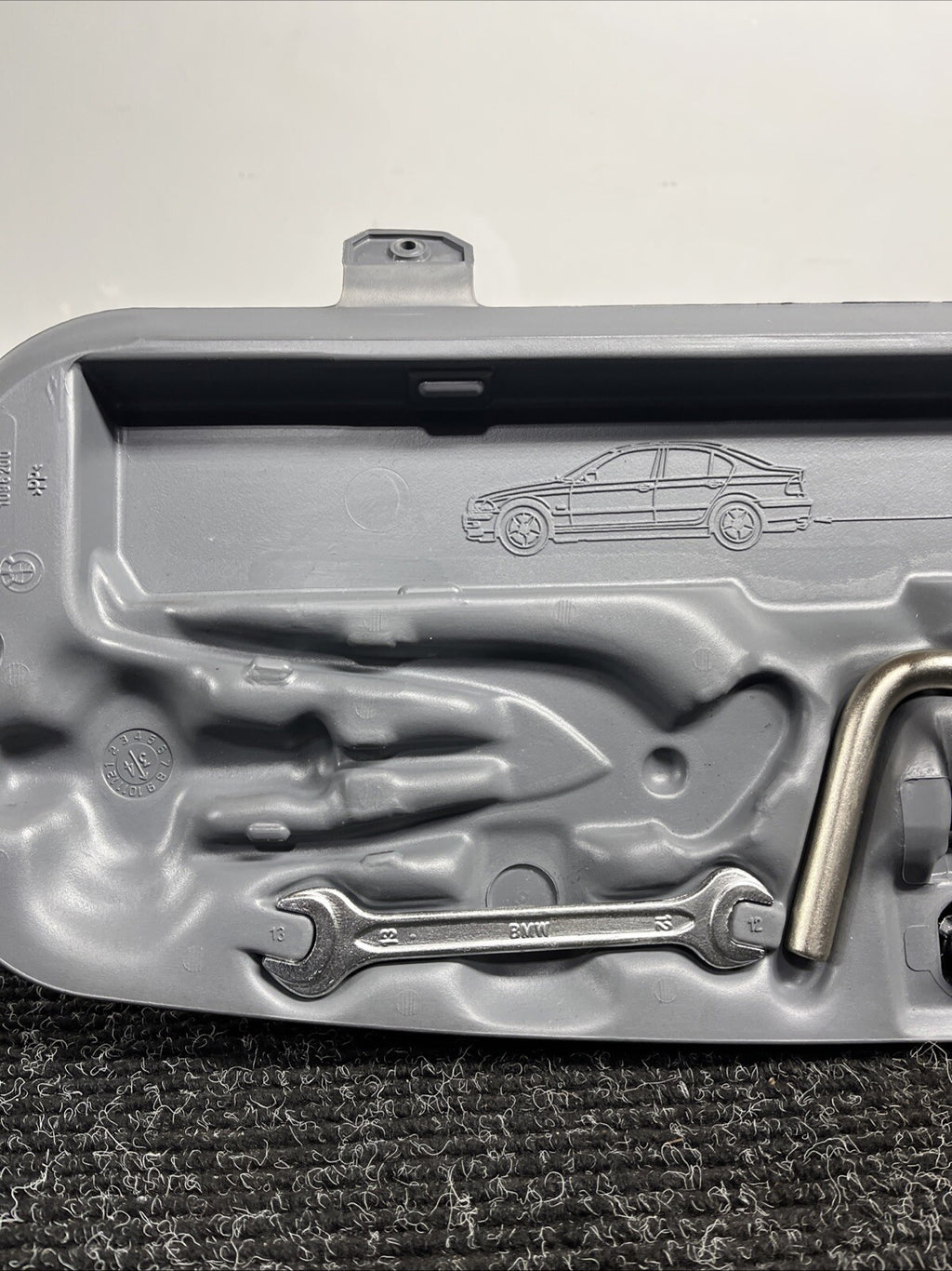 ☑️ 01-06 BMW E46 CONVERTIBLE SPARE TIRE TOOL KIT W CASE 1096200 OEM