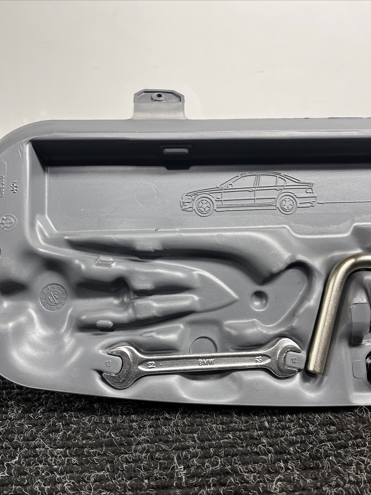 ☑️ 01-06 BMW E46 CONVERTIBLE SPARE TIRE TOOL KIT W CASE 1096200 OEM