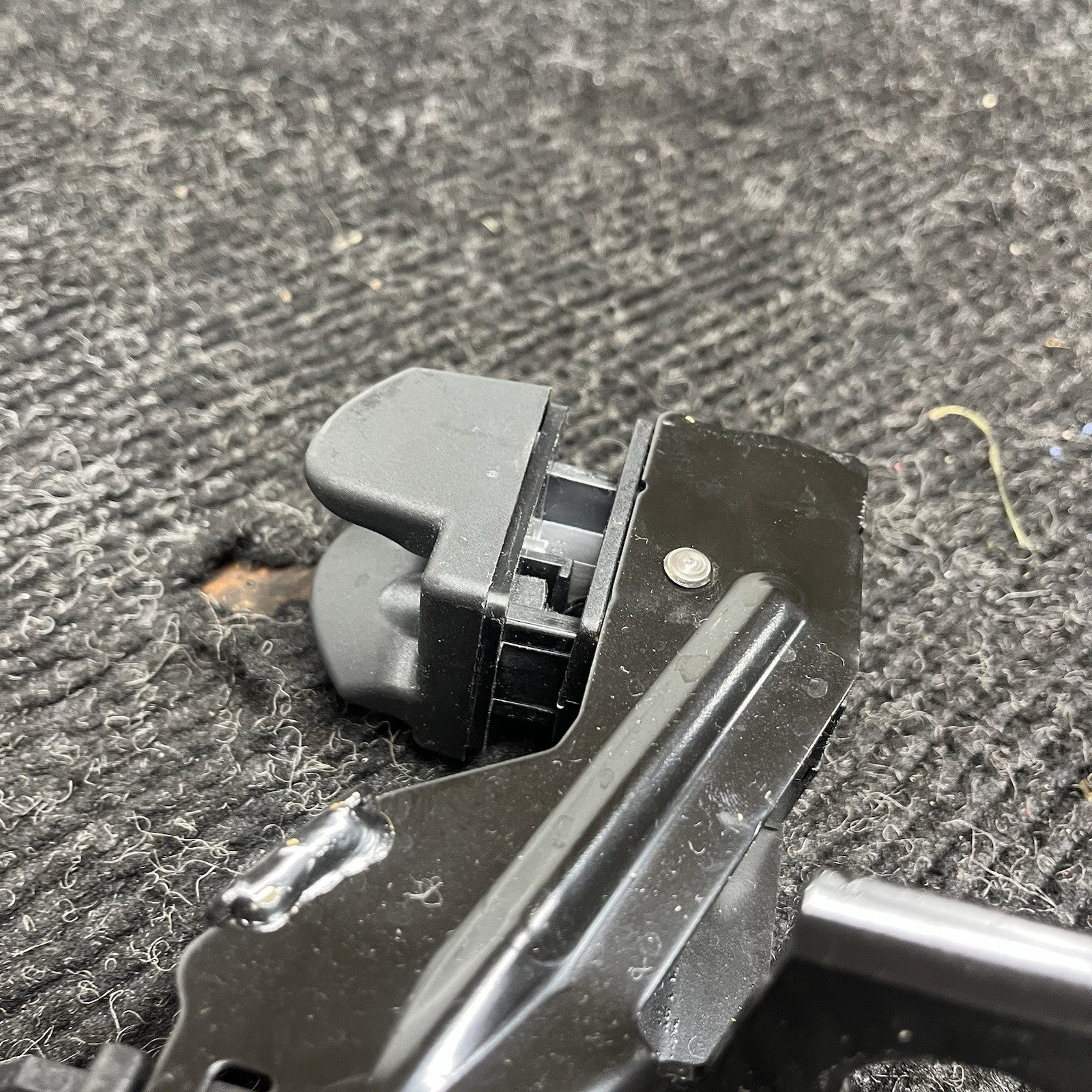 ☑️ 07-13 BMW E93 328i 335i M3 Right Side Convertible Hardtop Bracket Latch OEM