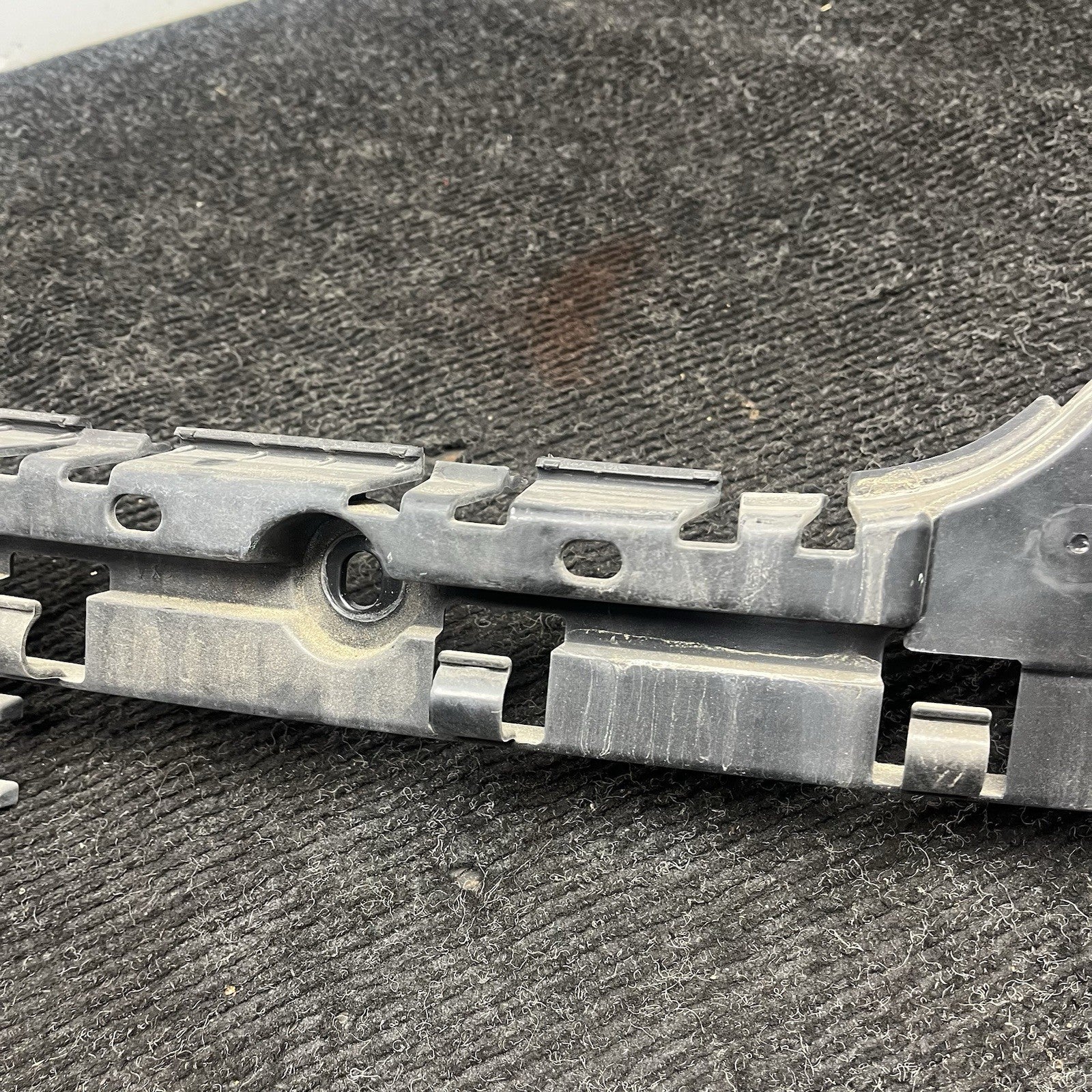 ☑️ BMW 135i 128i E82 E88 Rear Bumper Cover Center Guide Mount Bracket 7170665