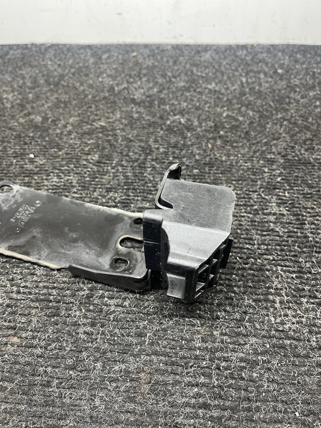 ☑️ OEM BMW E82 E88 E90 E92 E93 335 M3 Radiator Support Left Plate Bracket Mount
