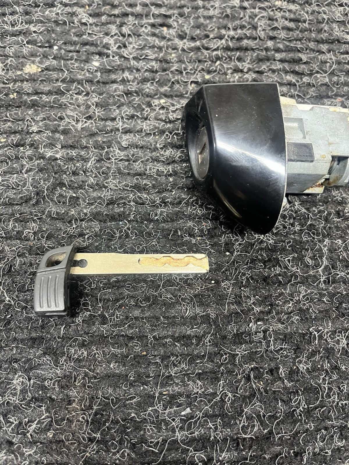 ☑️08-13 OEM BMW E82 E88 128 135 Left Driver Side Door Handle Key Lock Hole Black