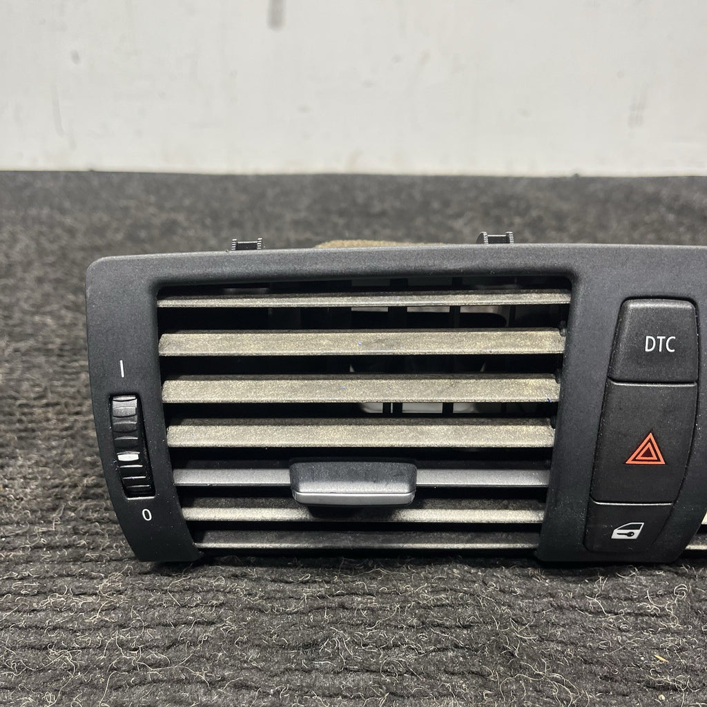 ☑️ 08-13 OEM BMW E82 E88 128 135 Central Dash Dashboard Air Vent Hazard Light