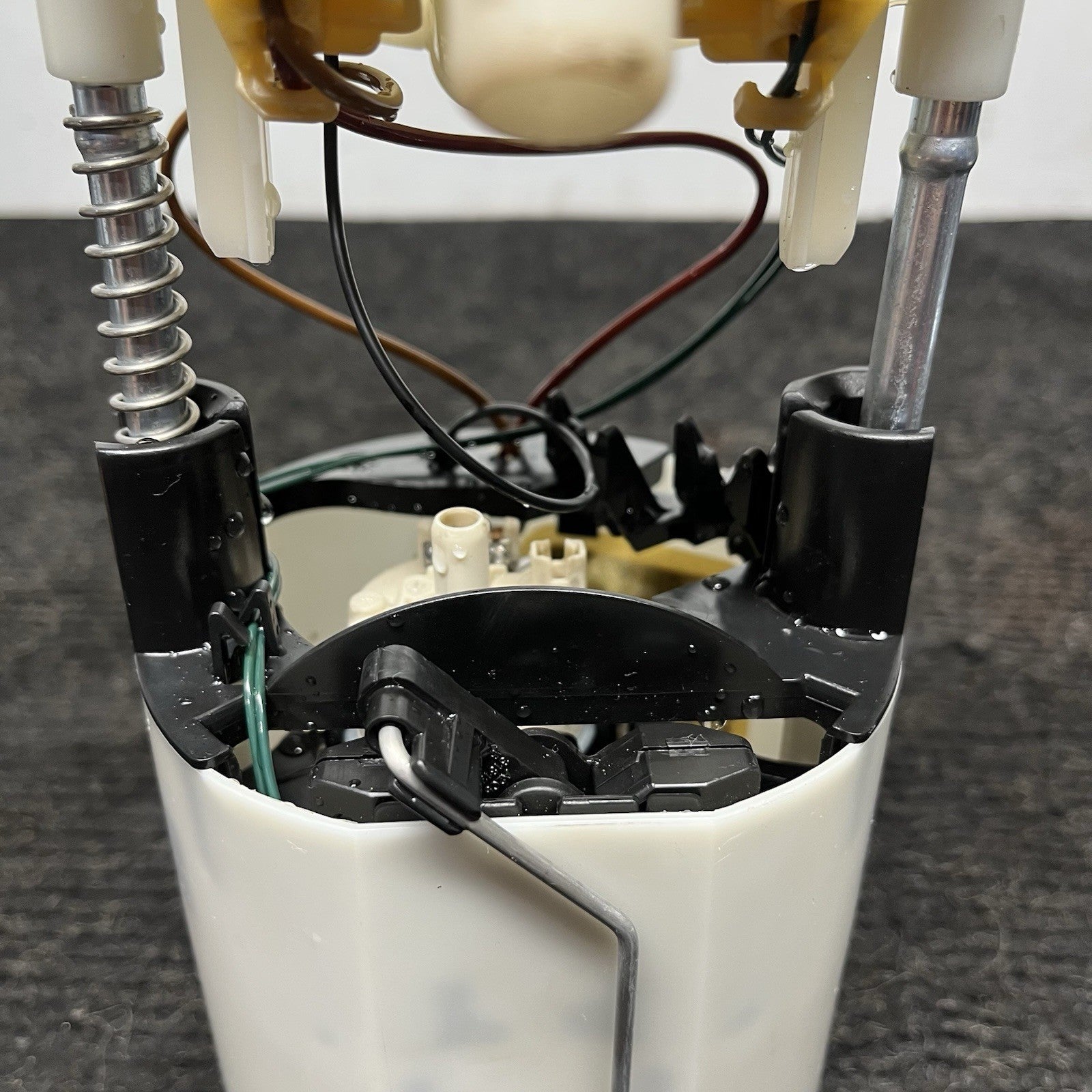 ☑️ 06-13 BMW E82 E88 E90 E91 E92 E93 135I 335I Fuel Pump OEM