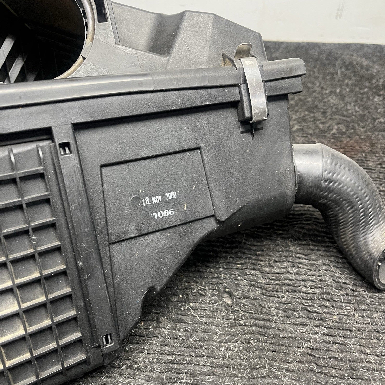☑️ 09-11 OEM BMW E90 335d M57 Diesel Engine Air Filter Housing Intake Silencer