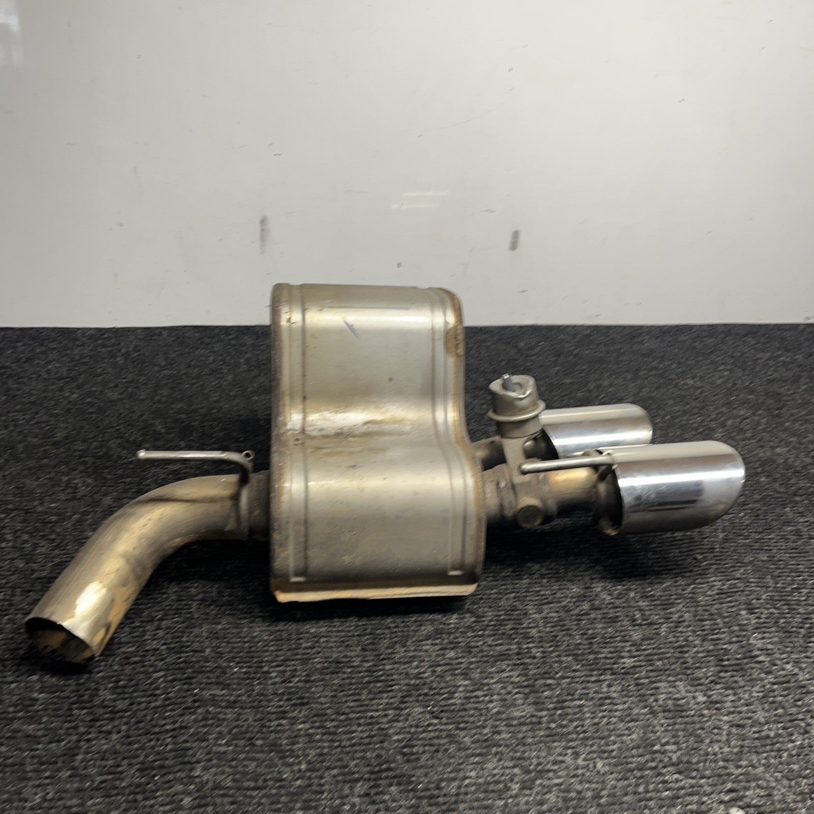 ☑️ 14-19 Ghibli 3.0L Motor Engine Driver Side Left LH Exhaust Muffler OEM