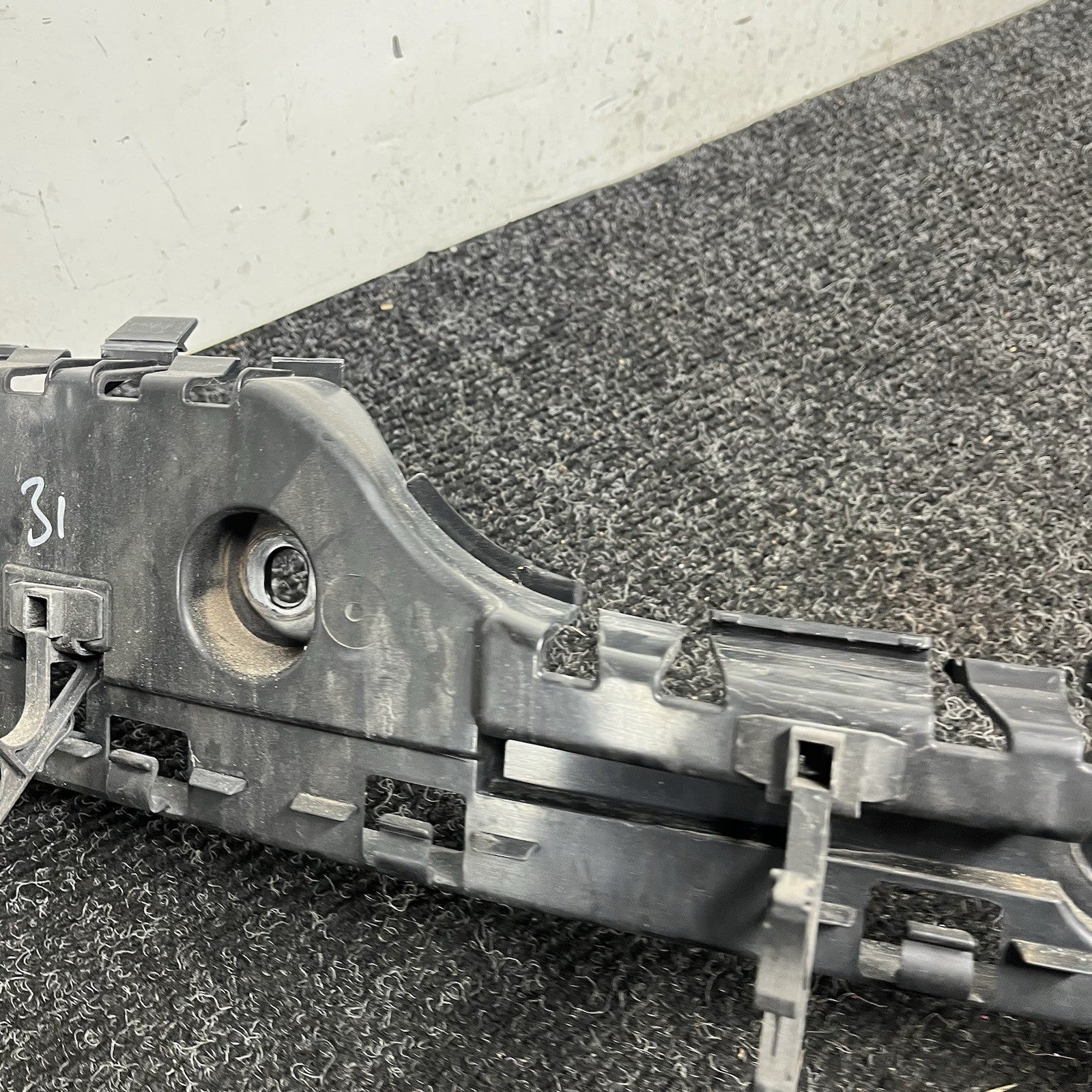 ☑️ Rear Bumper Center Guide Bracket OEM BMW E82 E88 135 128i 2008-2013