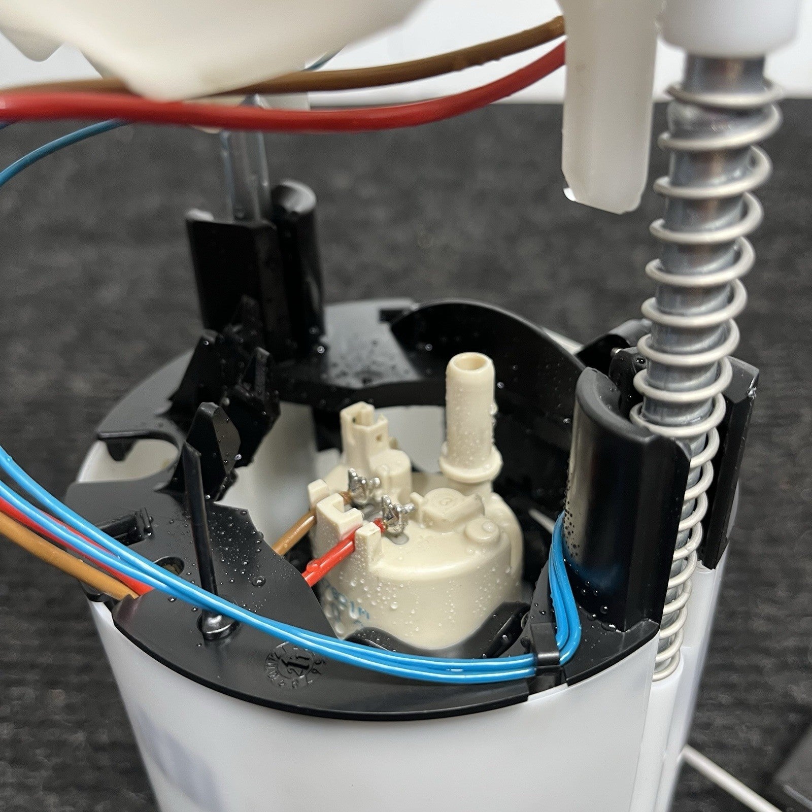☑️ 06-13 BMW E82 E88 E90 E91 E92 E93 135I 335I Fuel Pump OEM