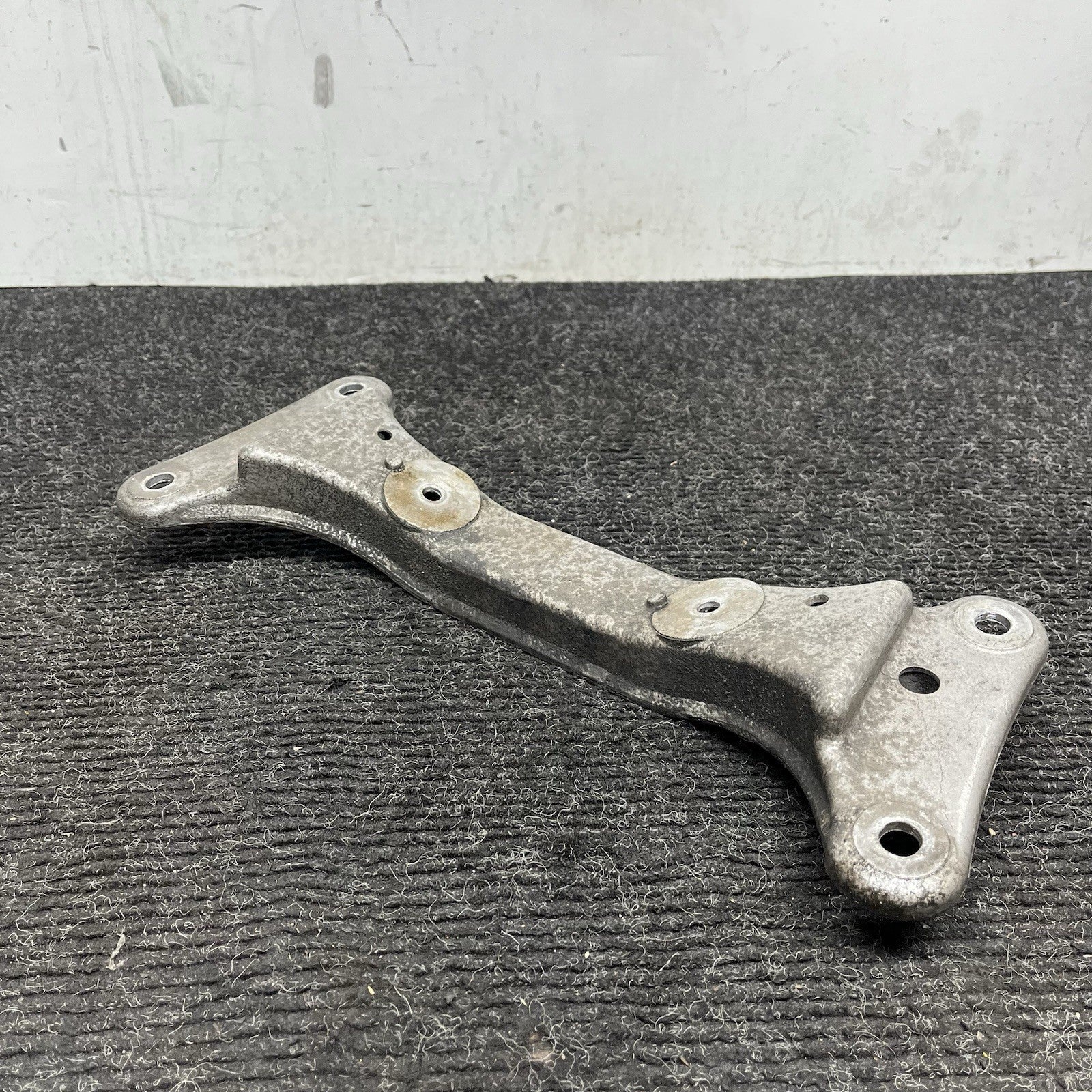 ☑️ BMW E88 E82 E90 E92 135i 335i M/T Transmission Gearbox Support Bracket OEM