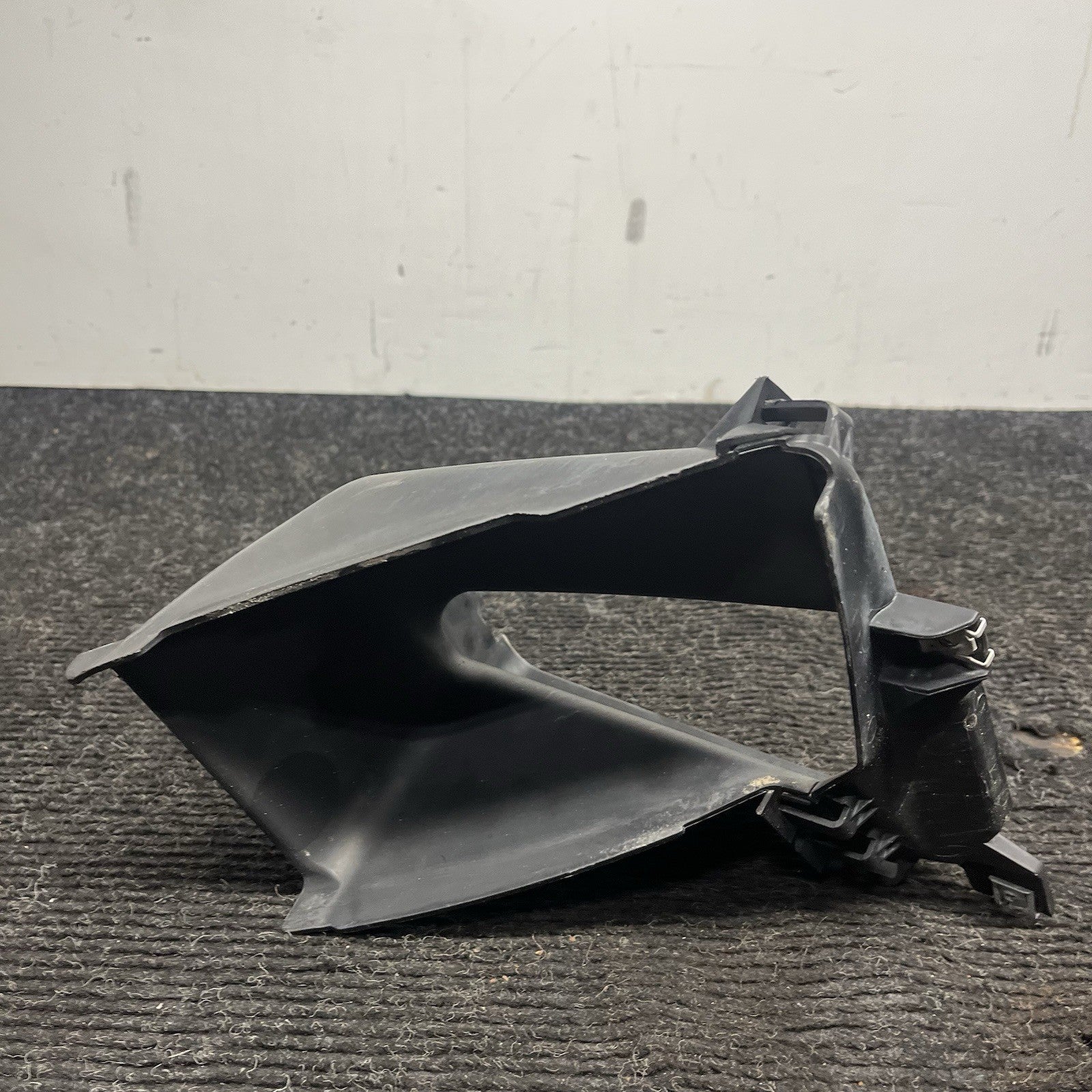 ☑️ 08-13 OEM BMW E82 E88 135i Front Right Passenger Side Oil Cooler Air Duct