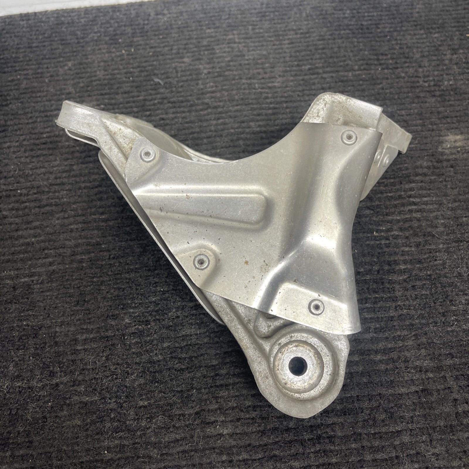 07-11 BMW E82 E88 E90 E92 135I 335I N54 Z4 RIGHT PASSENGER ENGINE MOUNT BRACKET