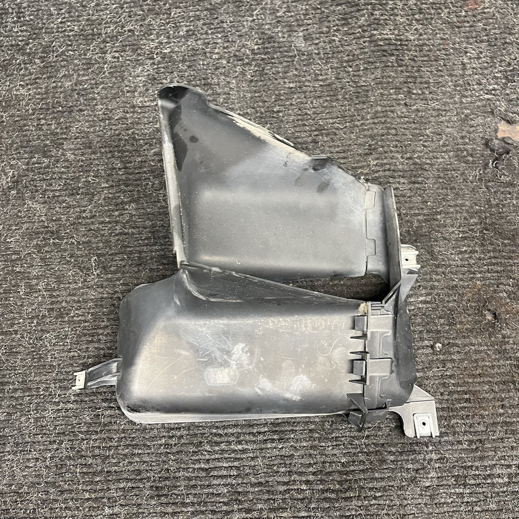 ☑️ 08-13 OEM BMW E82 E88 135i Front Right Passenger Side Oil Cooler Air Duct