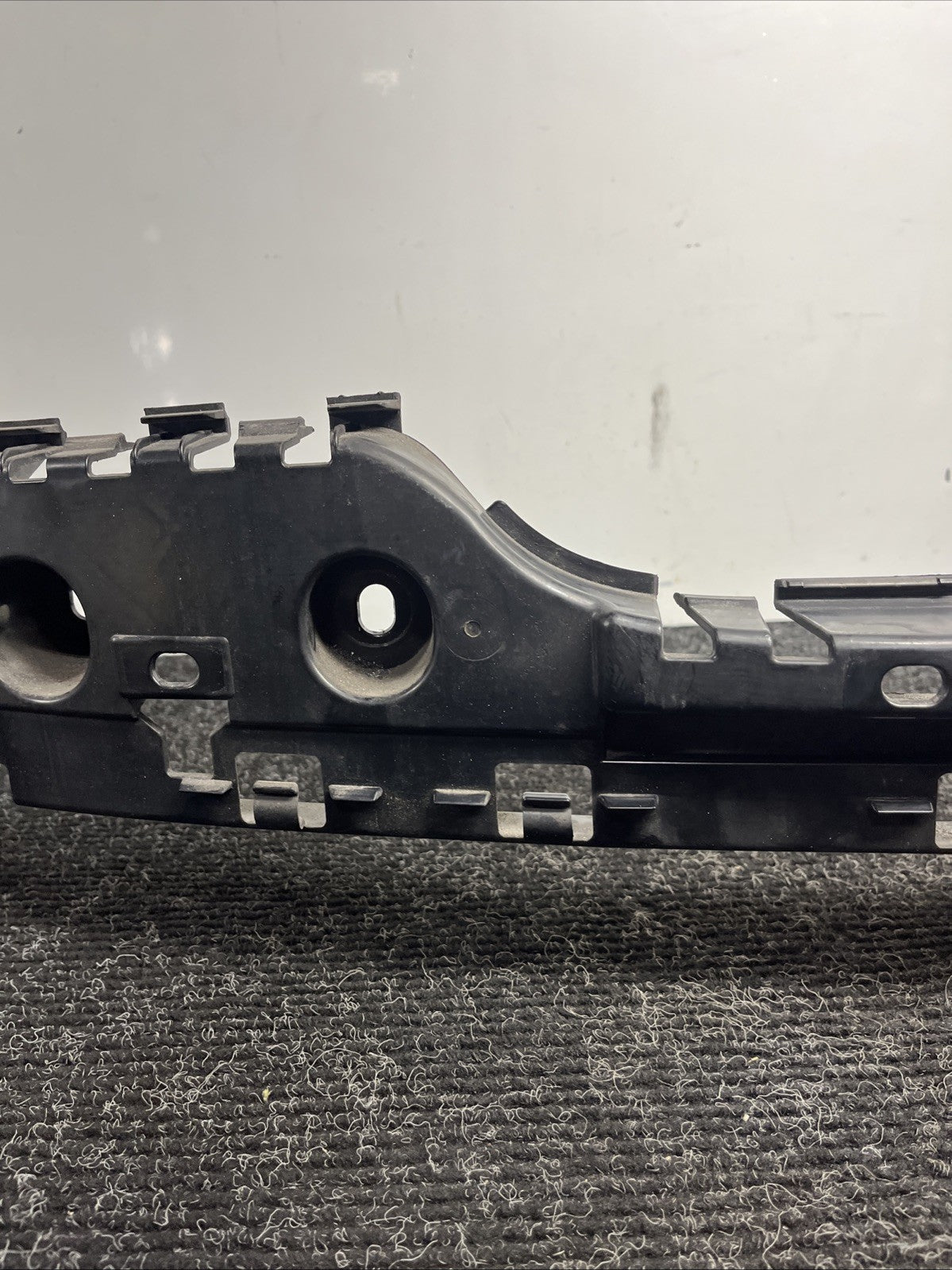 ☑️ OEM BMW E92 328 335 M3 COUPE Rear Center Bumper Mount Bracket Guide Support