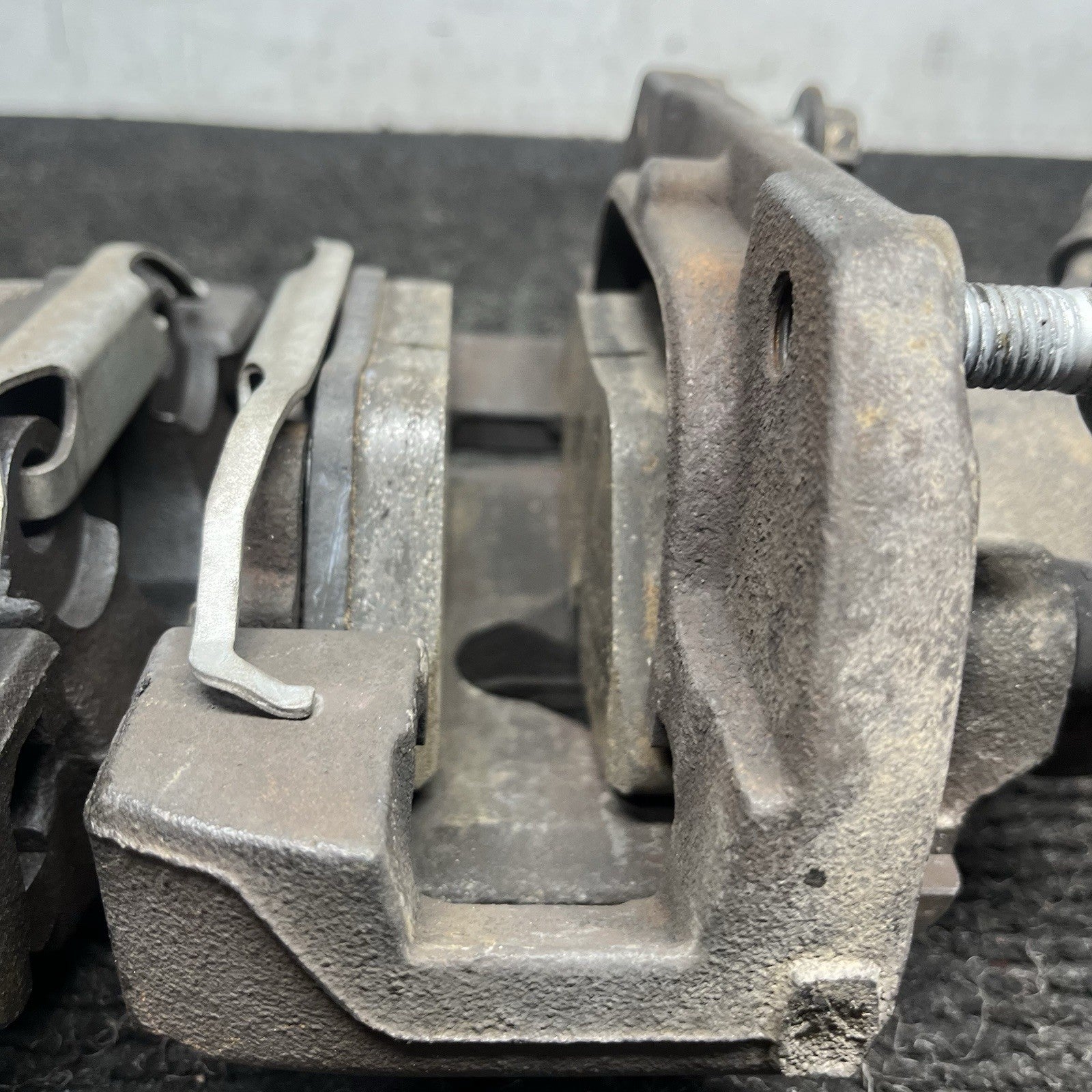 ☑️ 06-08 BMW E85 Z4 N52 3.0si RWD SET OF 2 FRONT LEFT & RIGHT BRAKE CALIPER OEM