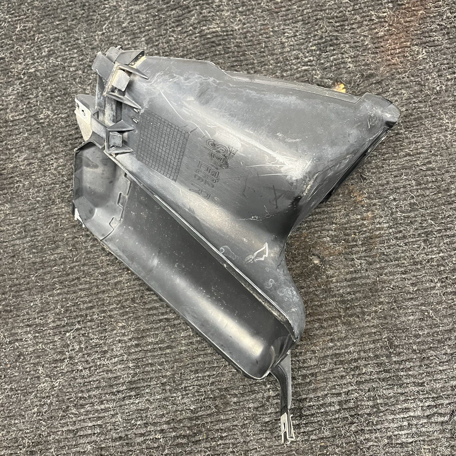 ☑️ 08-13 OEM BMW E82 E88 135i Front Right Passenger Side Oil Cooler Air Duct