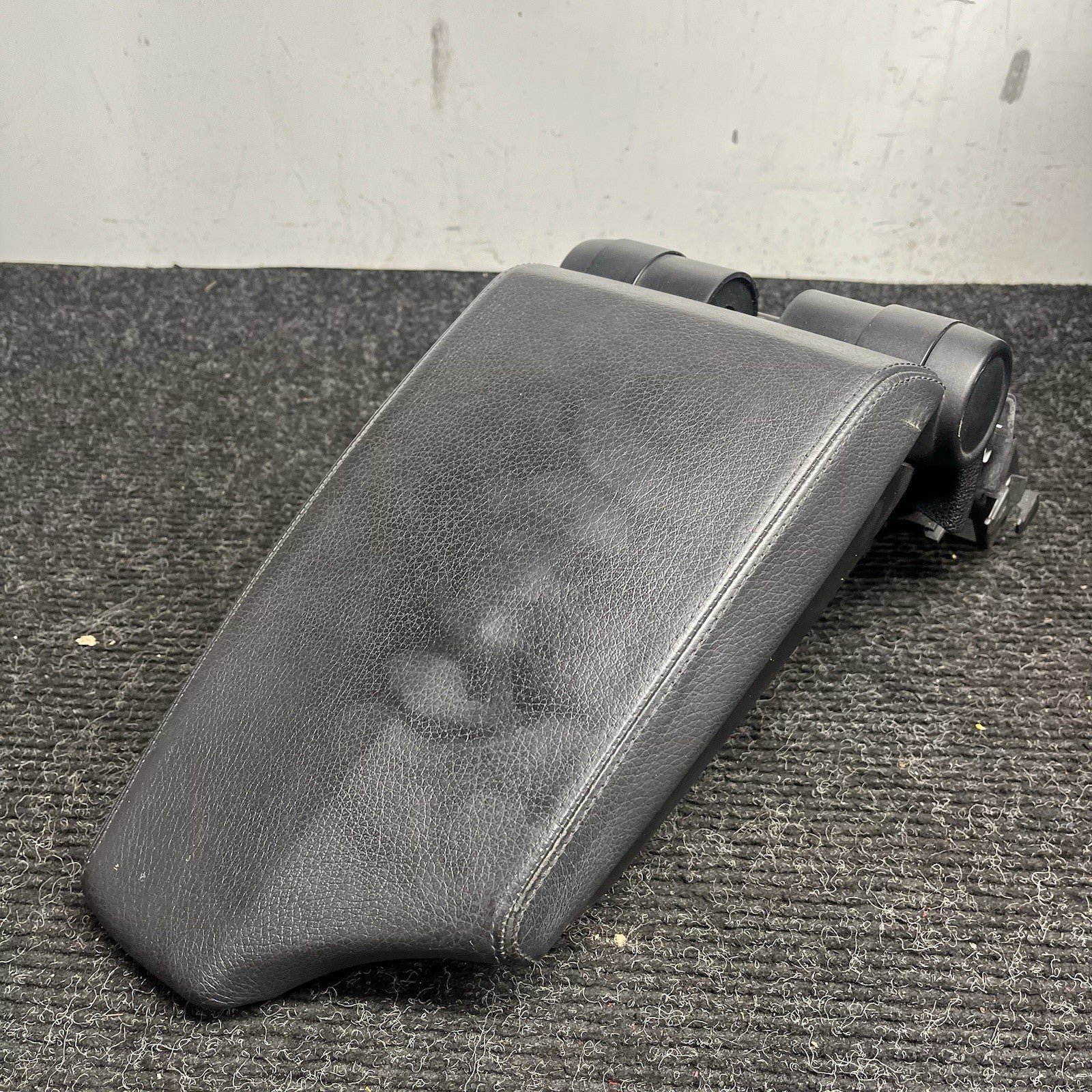 ☑️ 08-13 OEM BMW E88 E82 Center Console Armrest Tray Black Leather