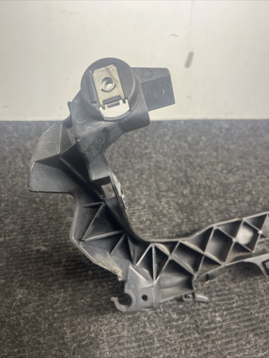 ☑️ 09-11 BMW E90 E91 LCI Front Left Driver Headlight Arm Bracket Mount Plastic