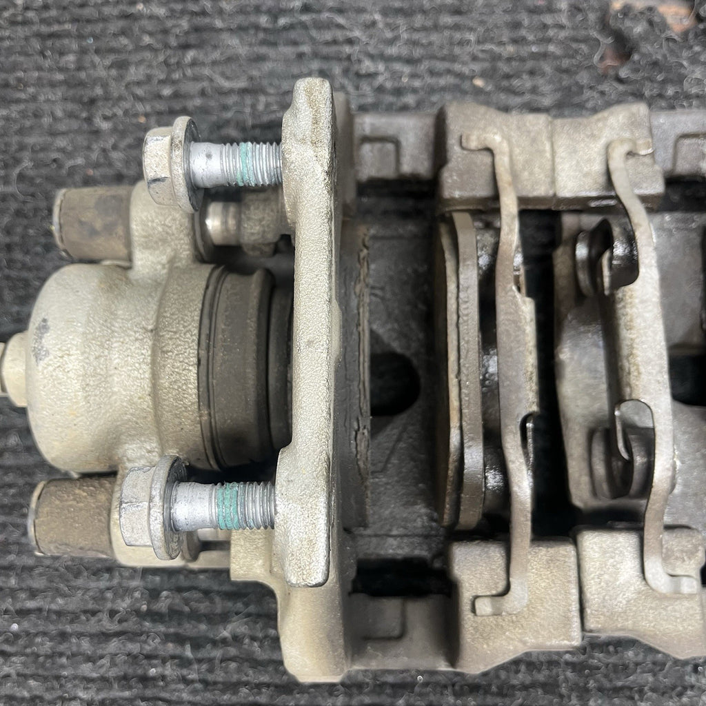 ☑️ 07-13 BMW E90 E92 E93 328i Rear Right Brake Caliper Carrier Pair OEM