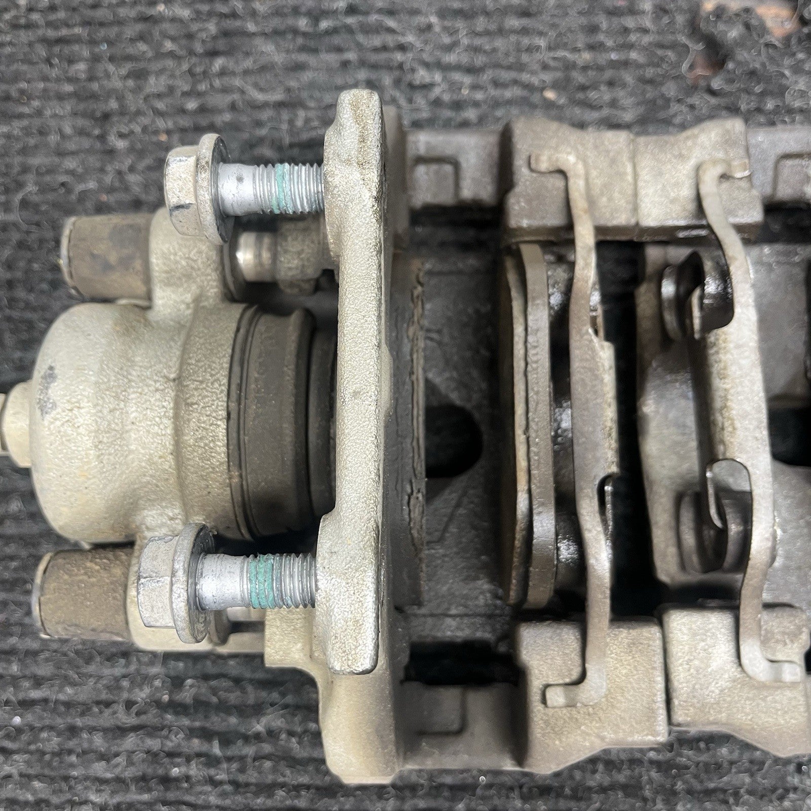 ☑️ 07-13 BMW E90 E92 E93 328i Rear Right Brake Caliper Carrier Pair OEM