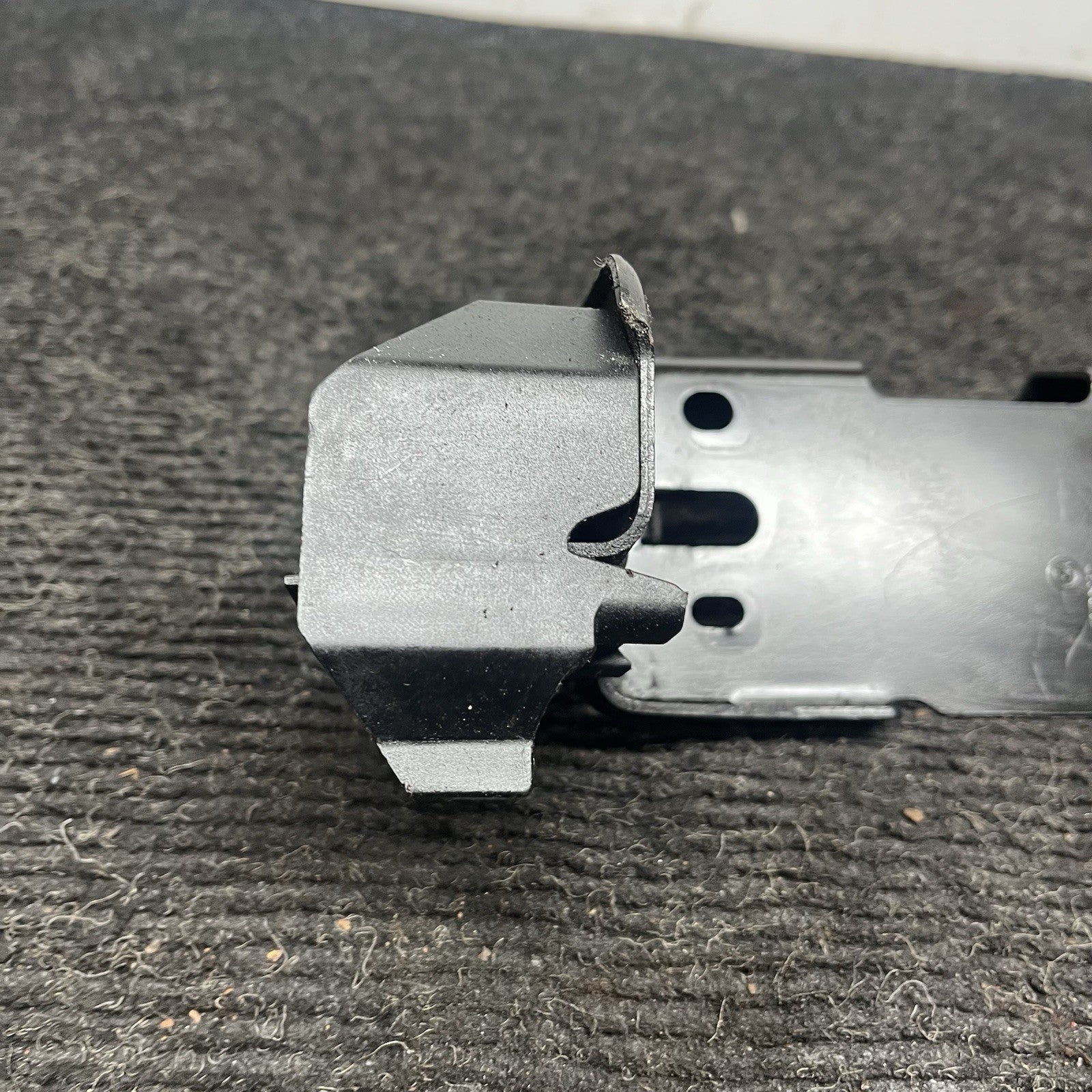 ☑️ 2007-2013 BMW E92 E93 335I RIGHT PASSENGER LOWER RADIATOR BRACKET OEM 7154546