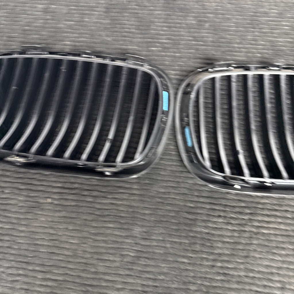 ☑️ 07-10 BMW E92 E93 328I 335I SET FRONT BUMPER LEFT & RIGHT KIDNEY GRILLE OEM