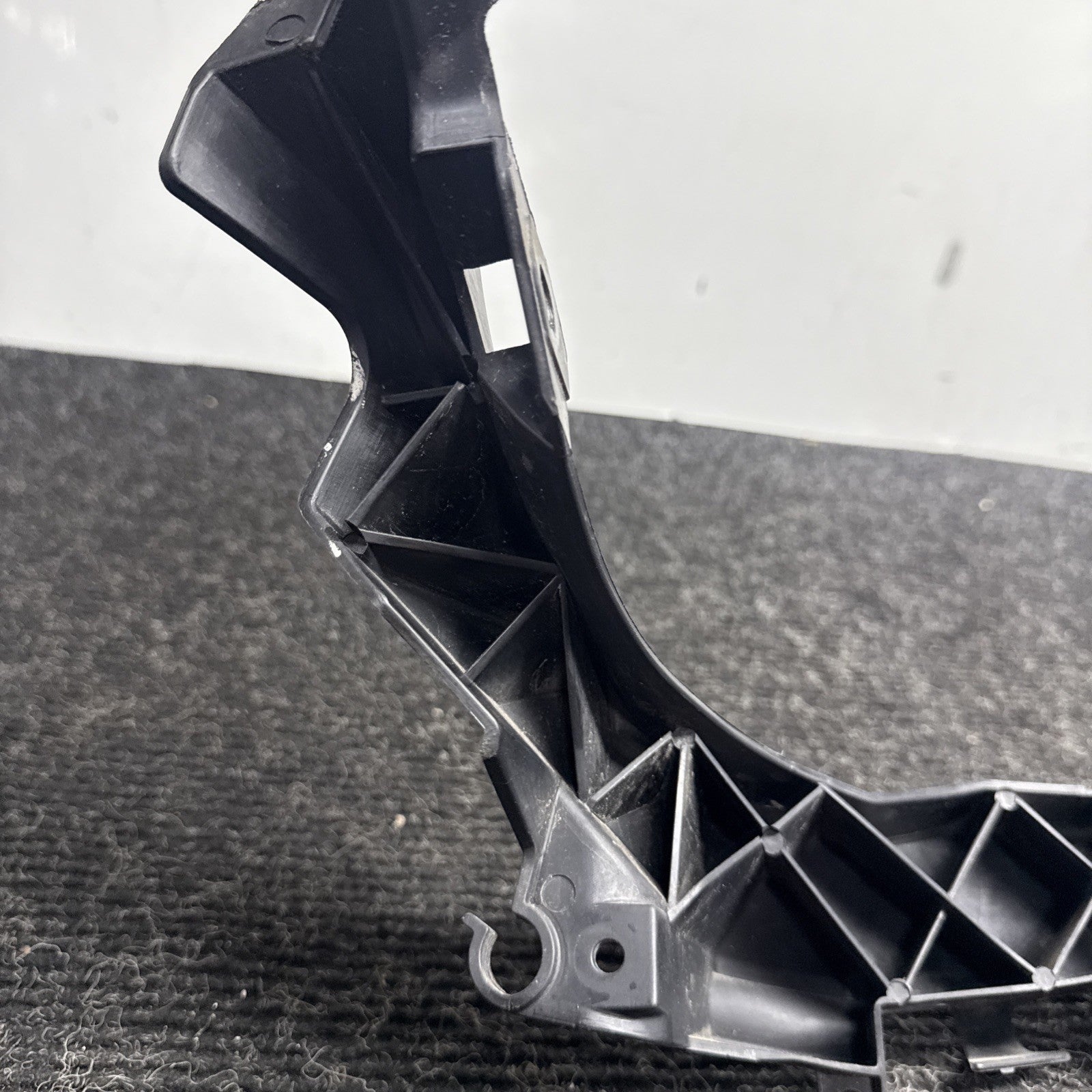 ☑️ 09-11 BMW E90 E91 LCI Front Left Driver Headlight Arm Bracket Mount Plastic