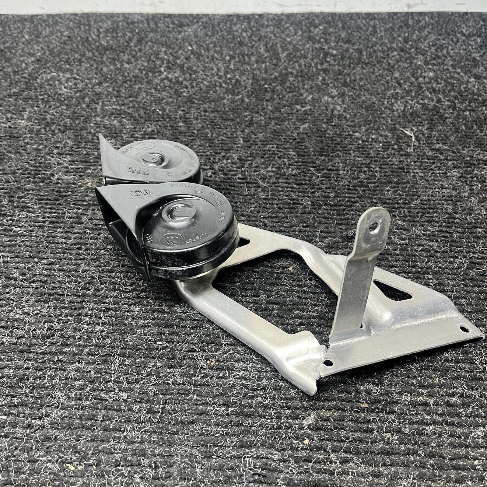 ☑️ BMW E9x M3 Horn Bracket With Horns 61337838541 08-13 E90 E92 E93