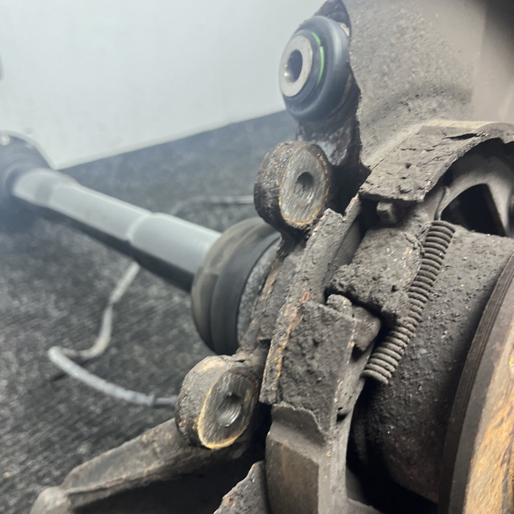 ☑️ 01-06 BMW E46 330i 330 REAR RIGHT TRAILING ARM KNUCKLE WHEEL HUB W/AXLE  OEM