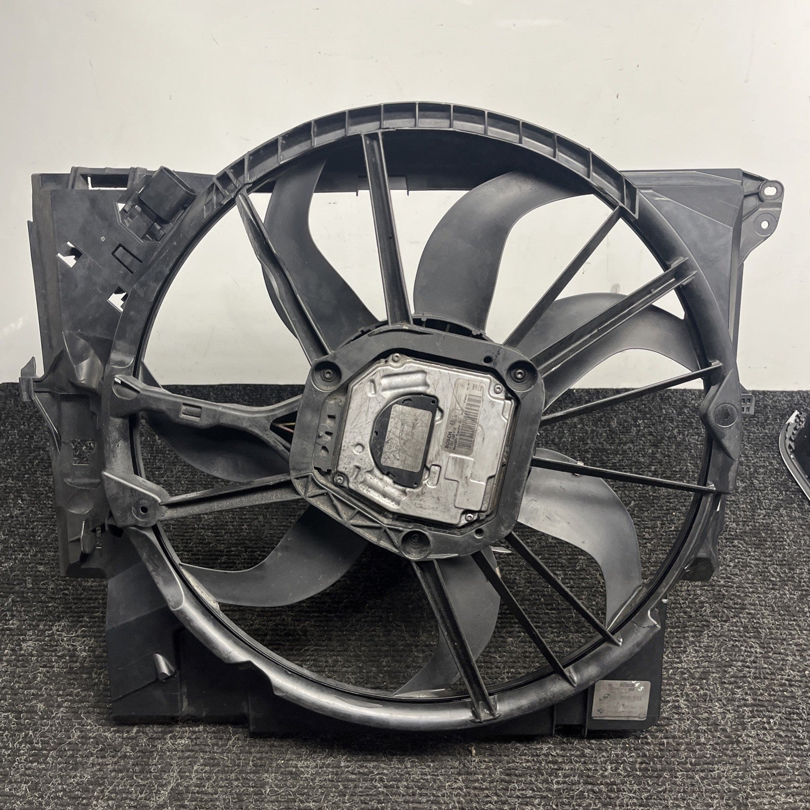 ☑️ 07-13 OEM BMW E88 E90 E92 N54 N55 Engine Radiator Cooling Fan *Cracked* 600W