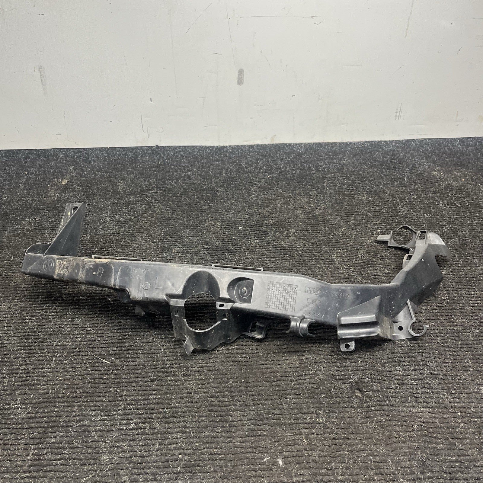 ☑️ 09-11 BMW E90 E91 LCI Front Left Driver Headlight Arm Bracket Mount Plastic