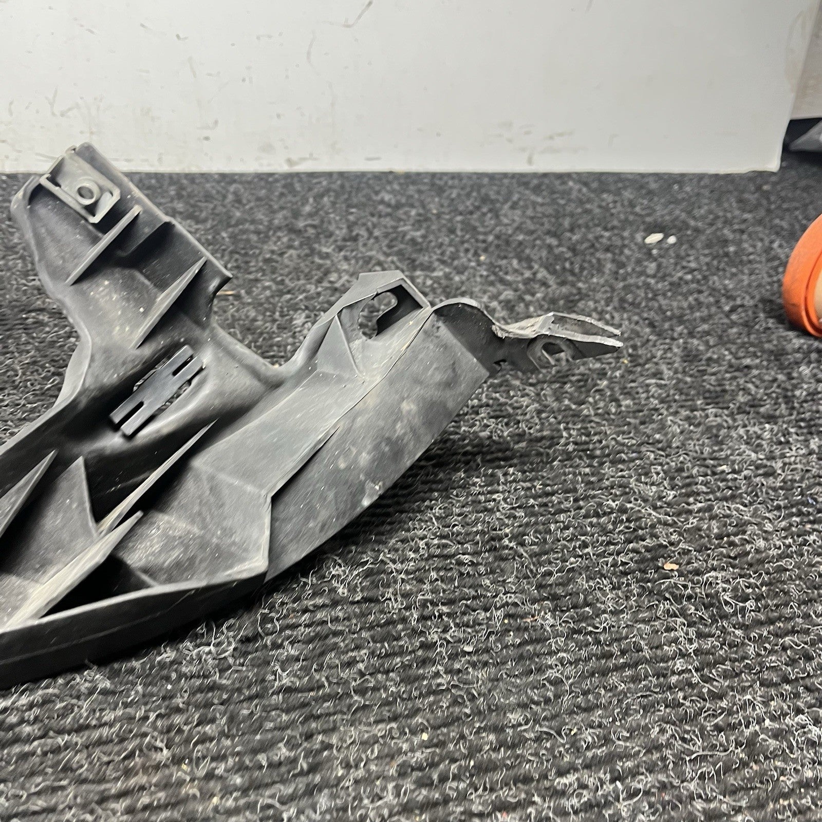 ☑️ 08-13 BMW E82 E88 135 Right Passenger Side Headlight Arm Bracket Mount