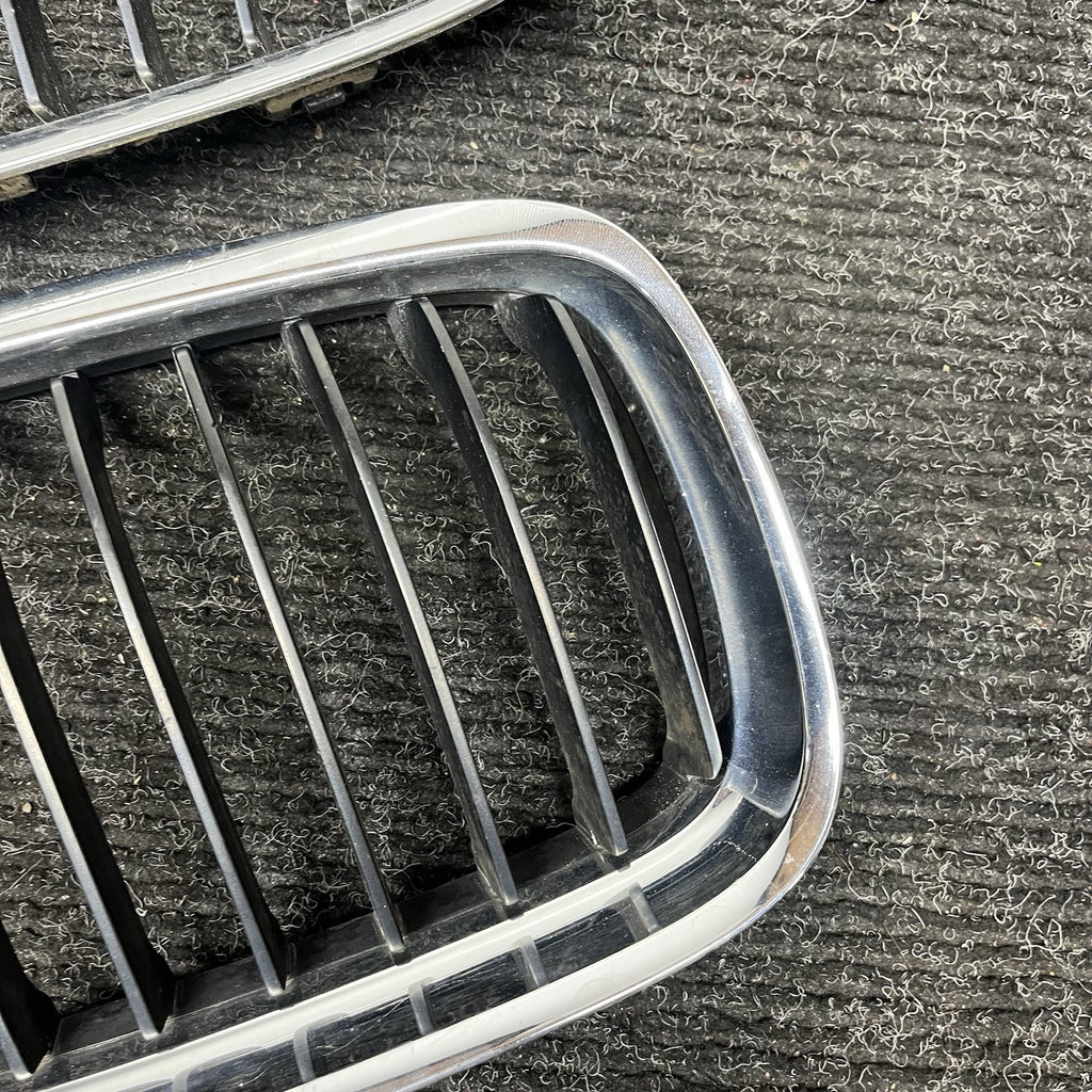 ☑️ 09-11 BMW E90 LCI 3-SERIES KIDNEY GRILLE CHROME WITH BLACK SINGLE SLANTS OEM