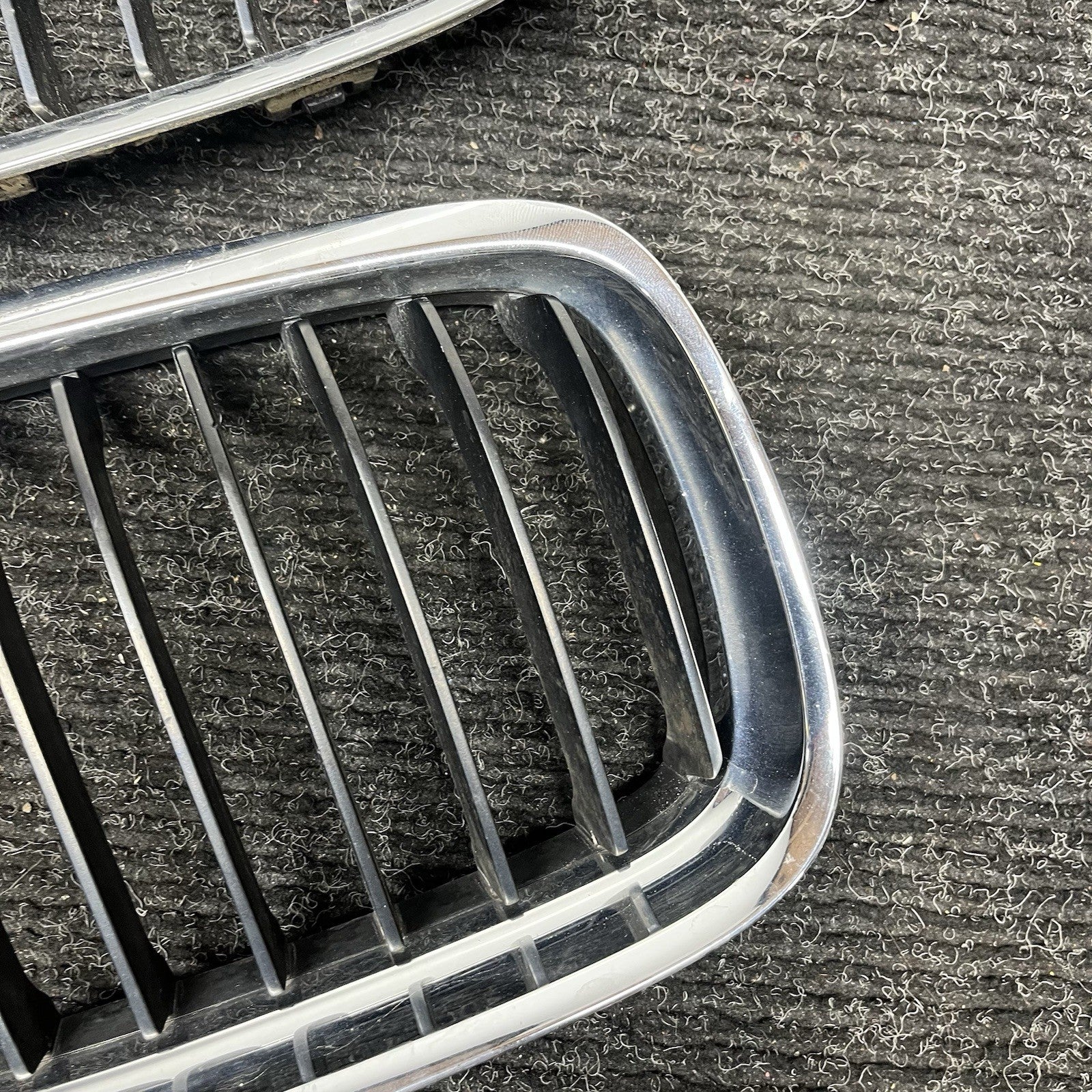 ☑️ 09-11 BMW E90 LCI 3-SERIES KIDNEY GRILLE CHROME WITH BLACK SINGLE SLANTS OEM