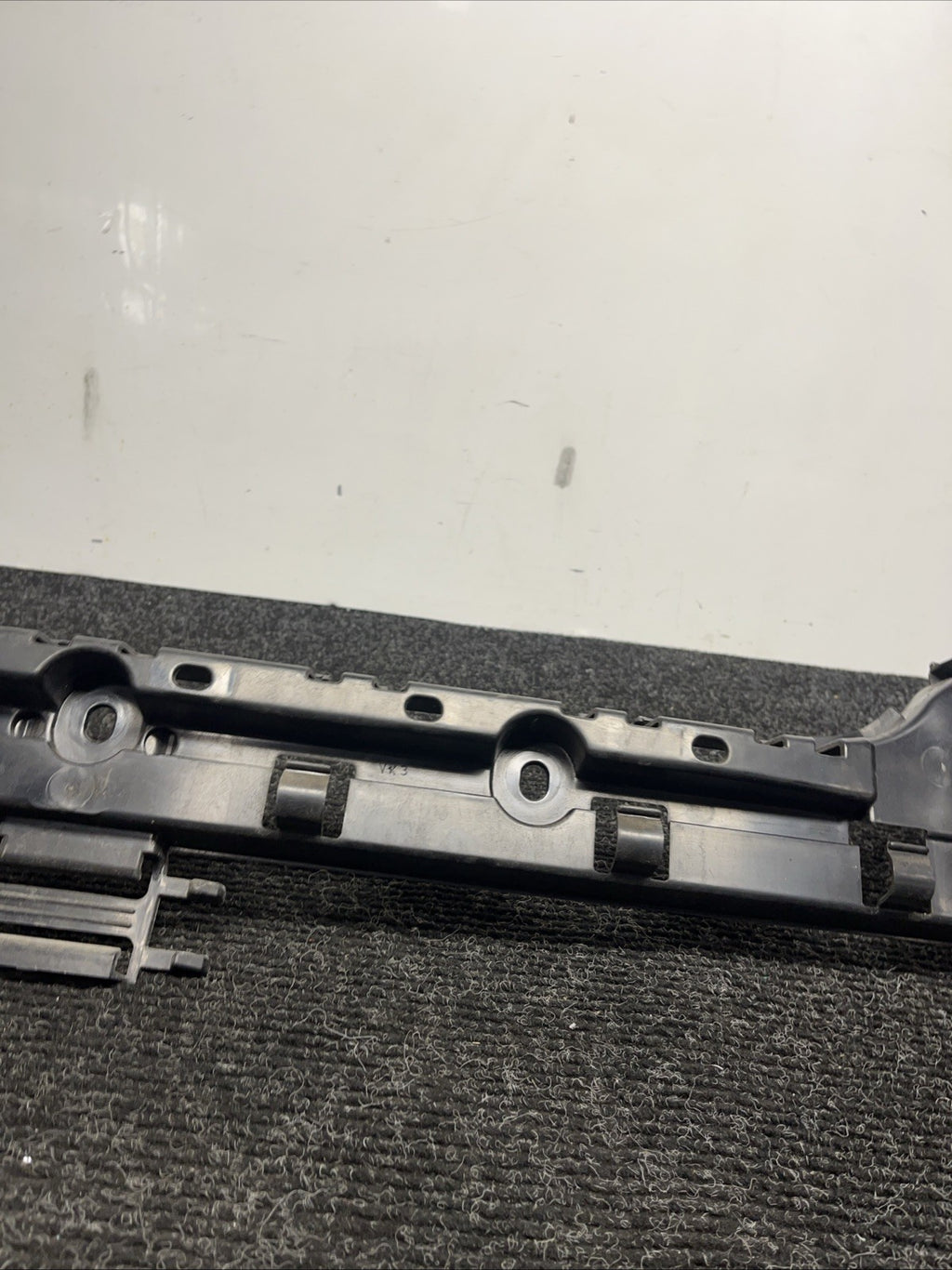 ☑️ OEM BMW E92 328 335 M3 COUPE Rear Center Bumper Mount Bracket Guide Support