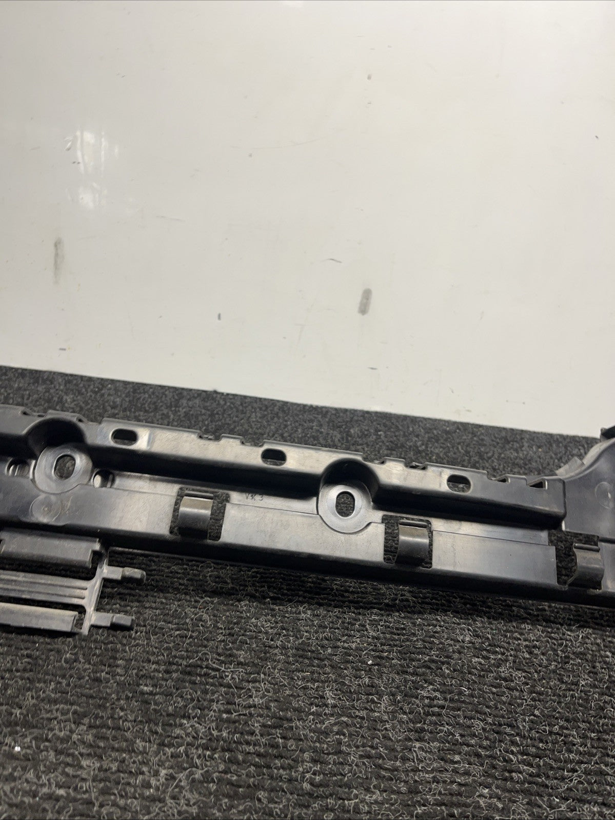 ☑️ OEM BMW E92 328 335 M3 COUPE Rear Center Bumper Mount Bracket Guide Support