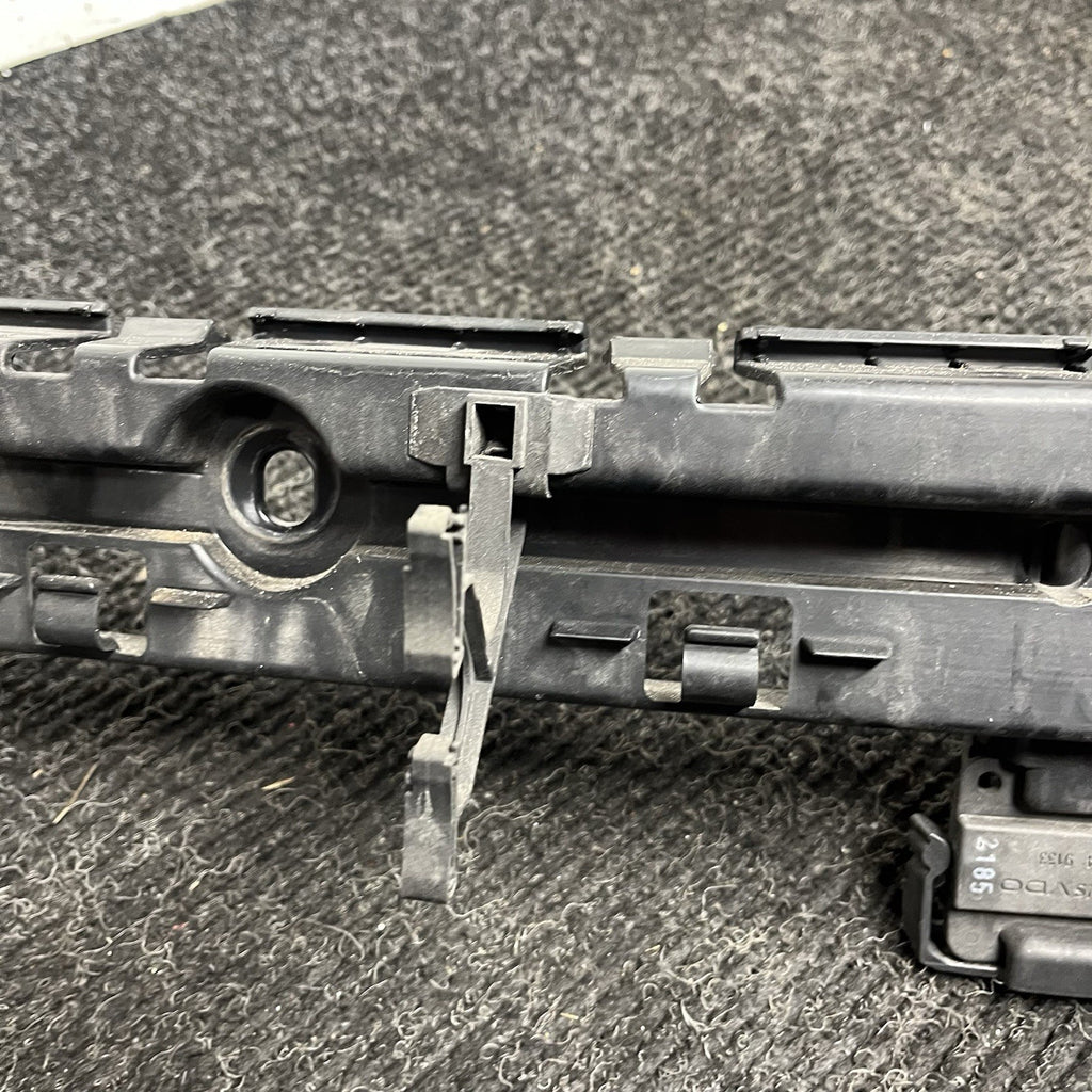 ☑️ Rear Bumper Center Guide Bracket OEM BMW E82 E88 135 128i 2008-2013