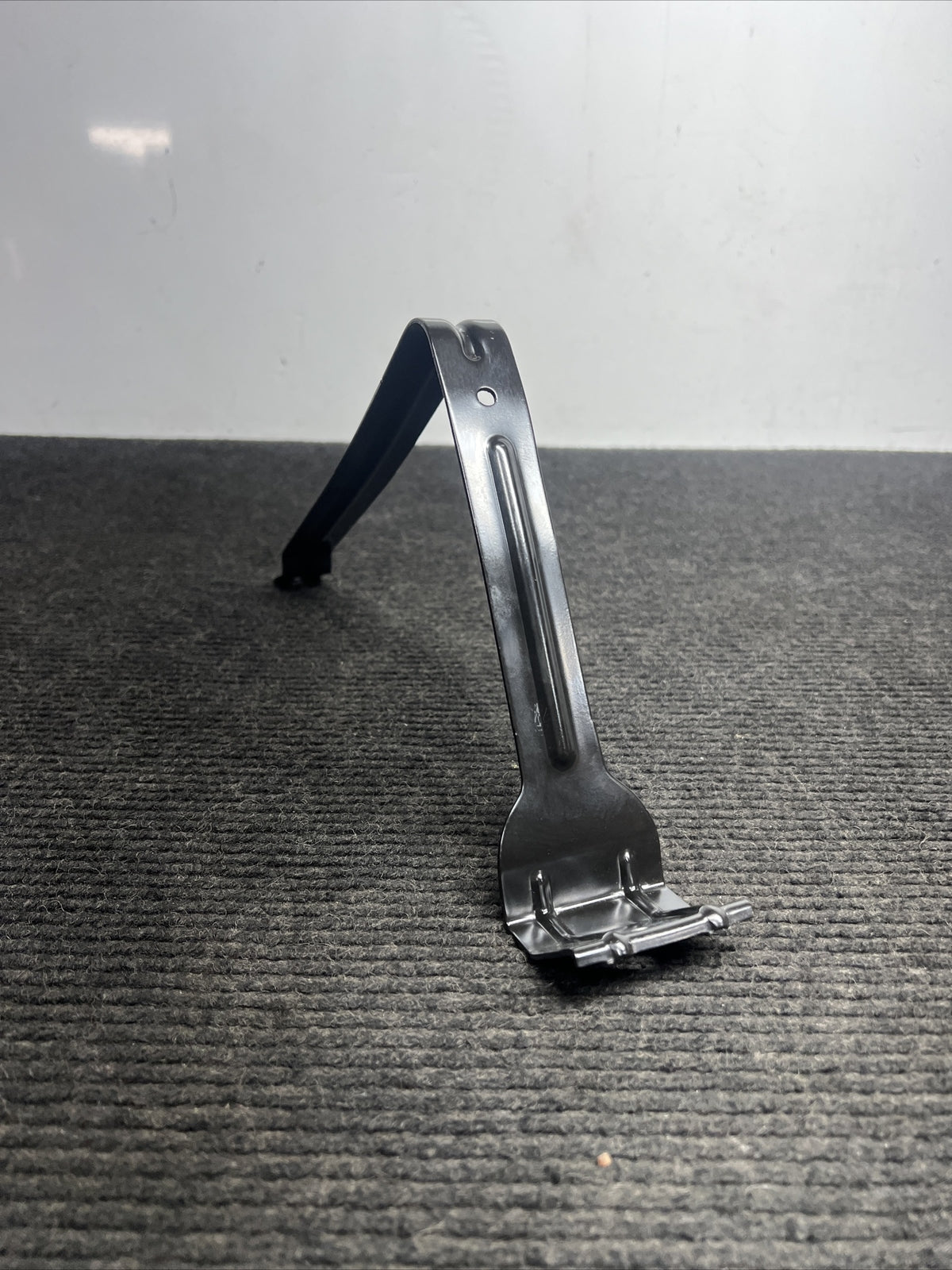 ☑️ 2011-2016 BMW 535I F10 BATTERY HOLD DOWN STRAP SUPPORTHOLDER BRACKET OEM