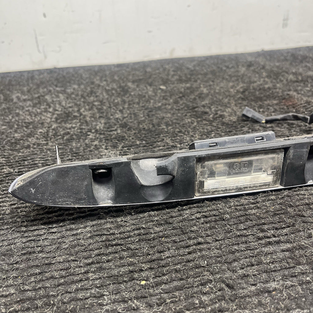 ☑️ 04-06 BMW E46 325Ci 330Ci Convertible Trunk Lid Handle Trim License Light OEM