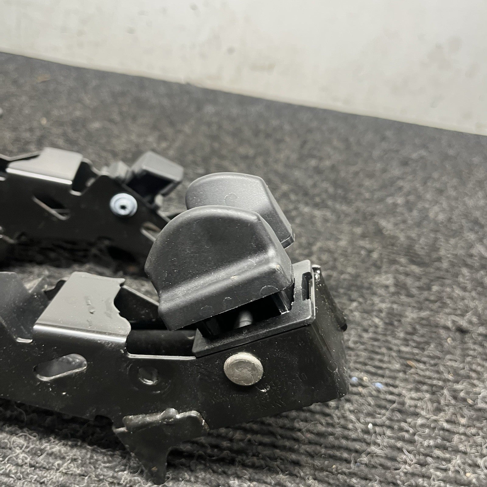 ☑️ 07-13 BMW E93 328i 335i M3 Right Side Convertible Hardtop Bracket Latch OEM