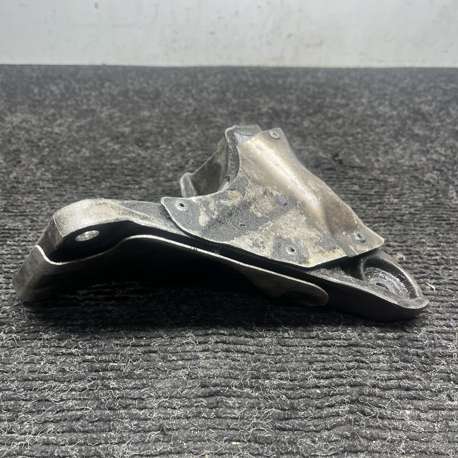 07-11 BMW E82 E88 E90 E92 135I 335I N54 Z4 RIGHT PASSENGER ENGINE MOUNT BRACKET