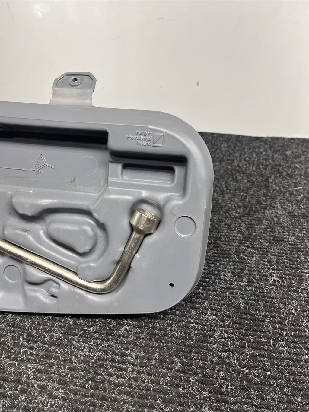 ☑️ 01-06 BMW E46 CONVERTIBLE SPARE TIRE TOOL KIT W CASE 1096200 OEM