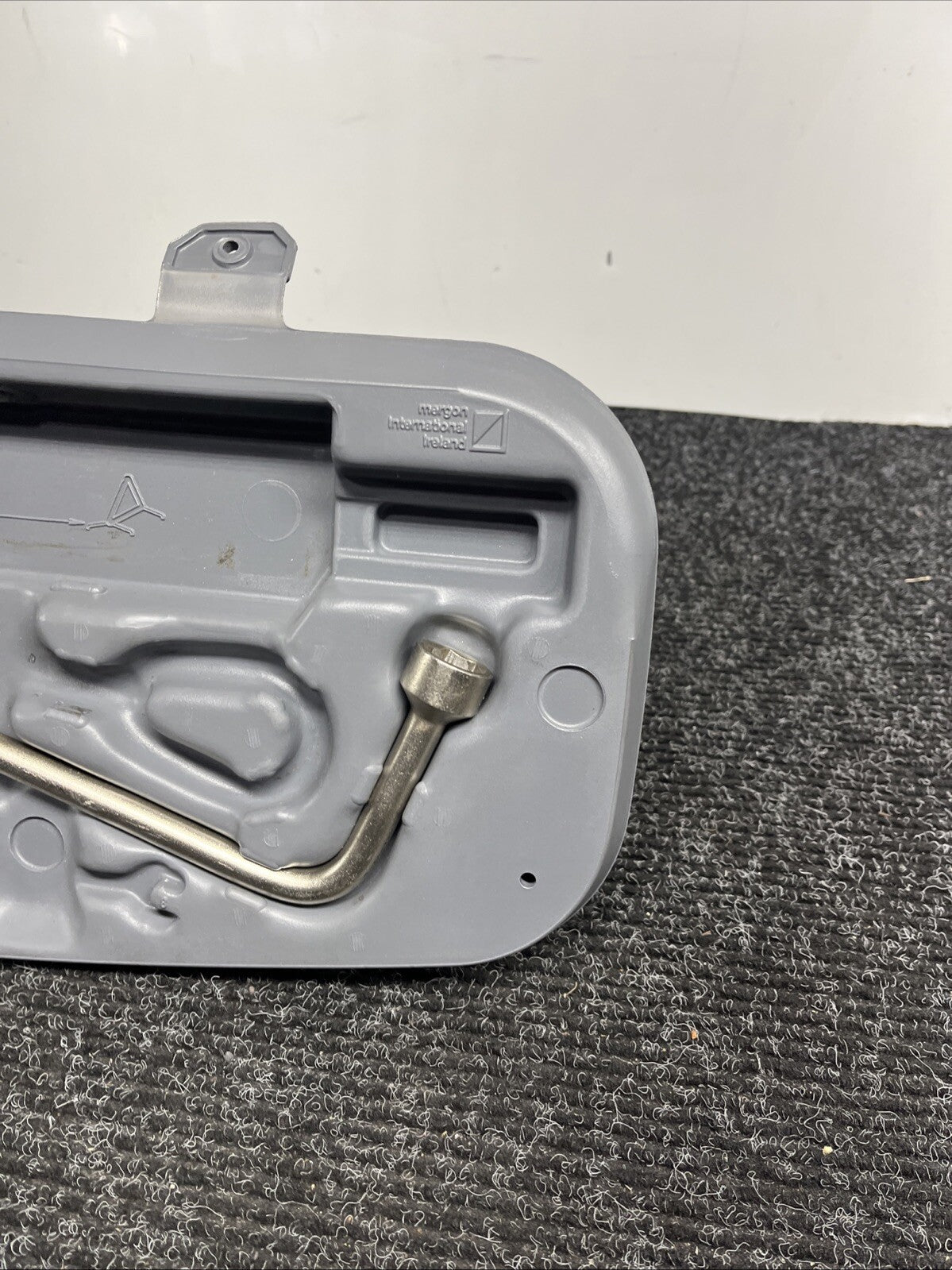 ☑️ 01-06 BMW E46 CONVERTIBLE SPARE TIRE TOOL KIT W CASE 1096200 OEM