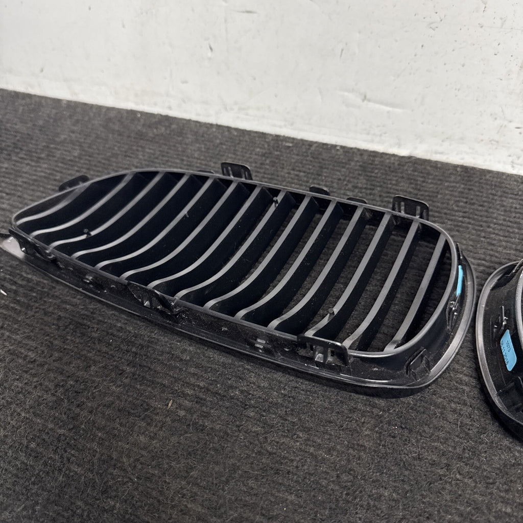☑️ 07-10 BMW E92 E93 328I 335I SET FRONT BUMPER LEFT & RIGHT KIDNEY GRILLE OEM