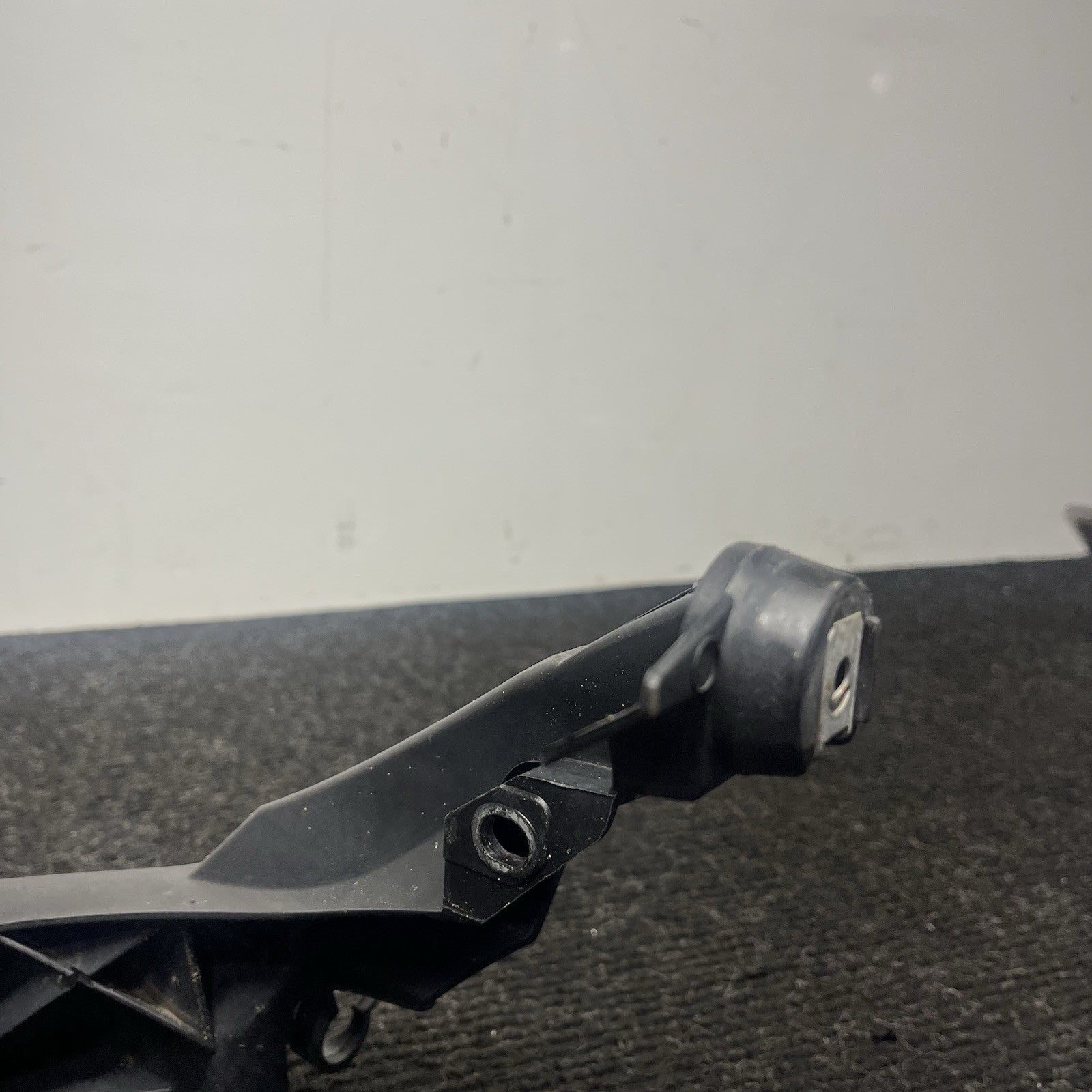 ☑️ 06-08 BMW E90 E91 325 330 335 Front Passenger Headlight Arm Bracket Mount