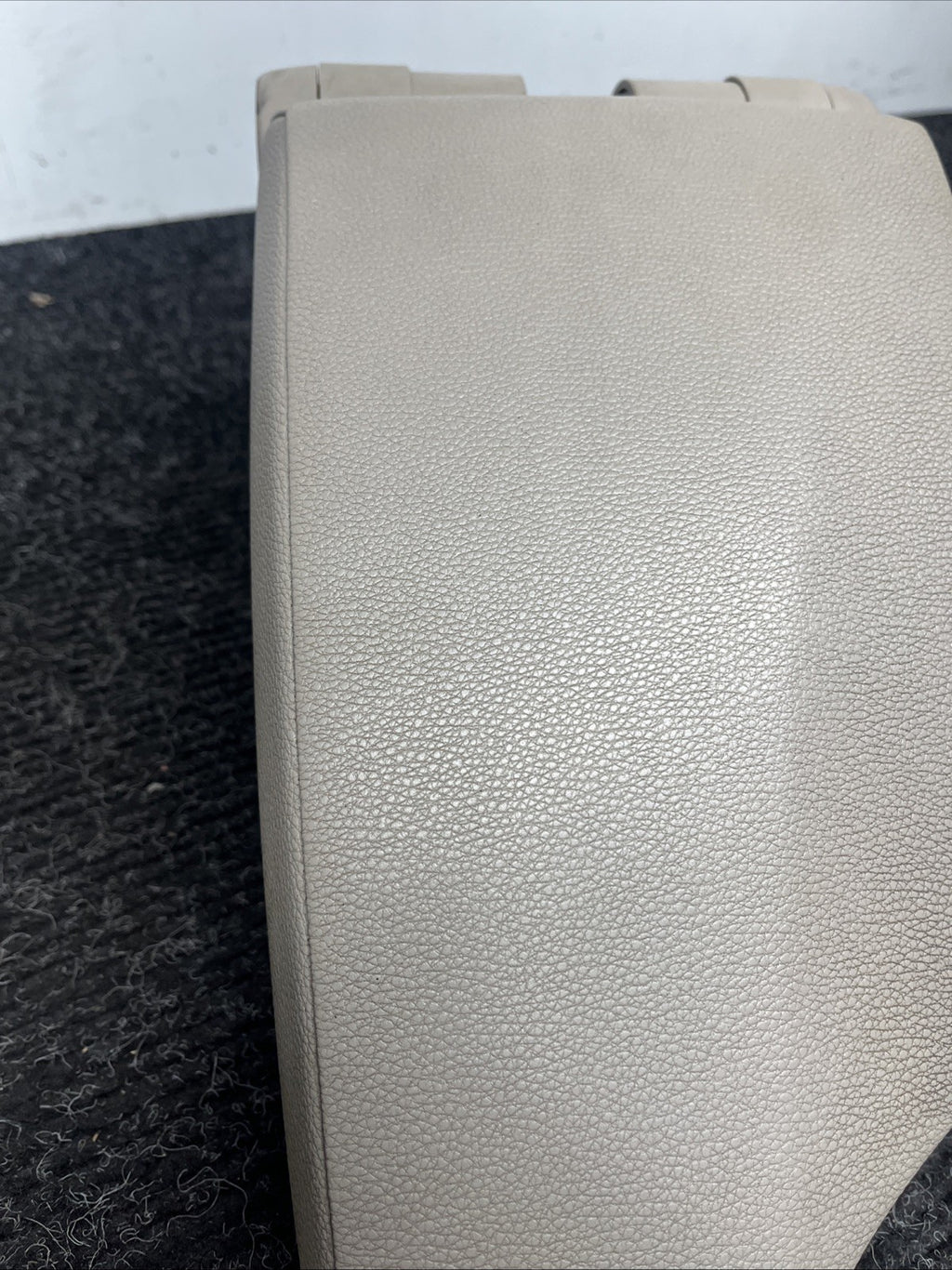 ☑️ 08-13 OEM BMW E88 128i 135i Center Console Armrest Tray Leather Beige