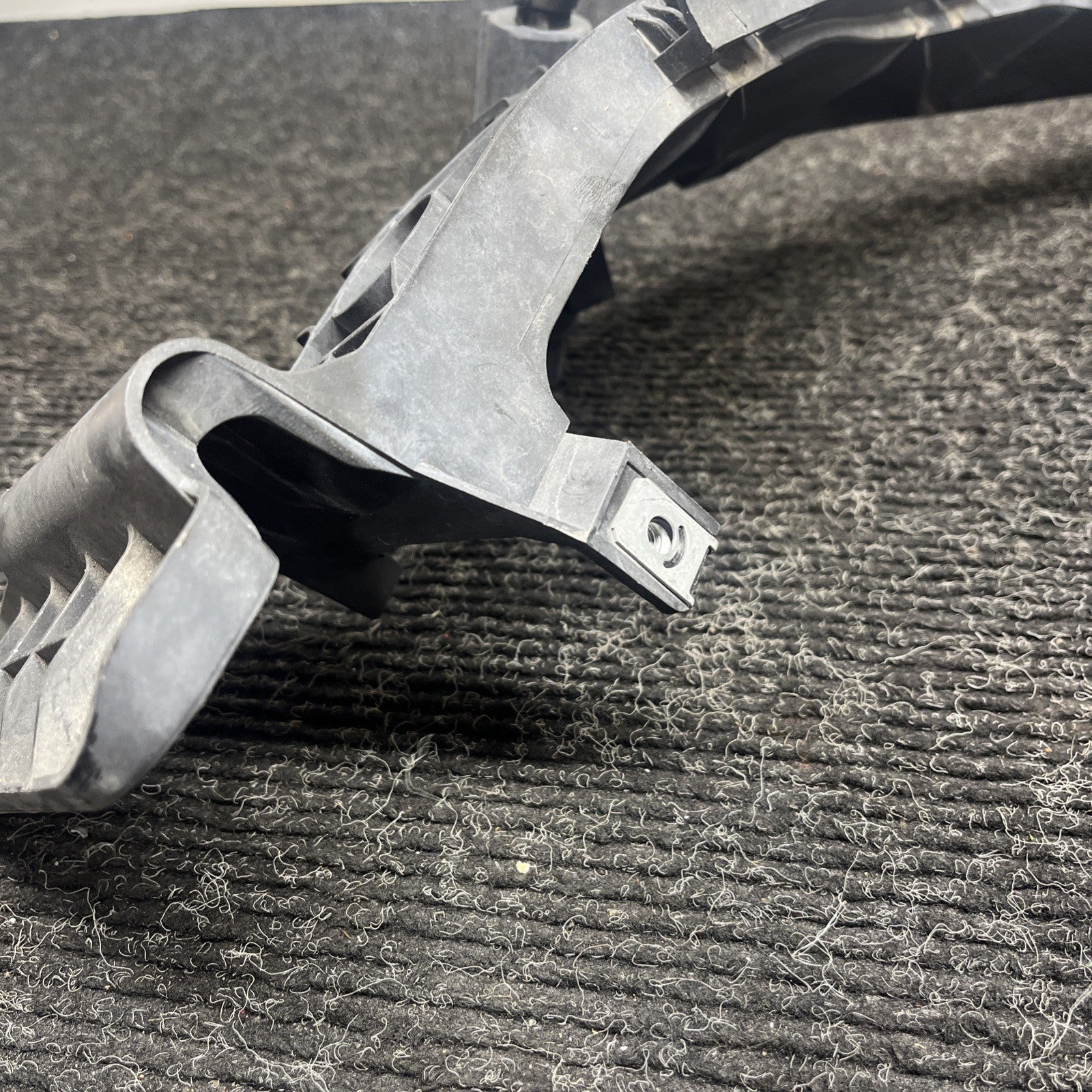 ☑️ 08-13 BMW E82 E88 135 Right Passenger Headlight Arm Bracket Mount
